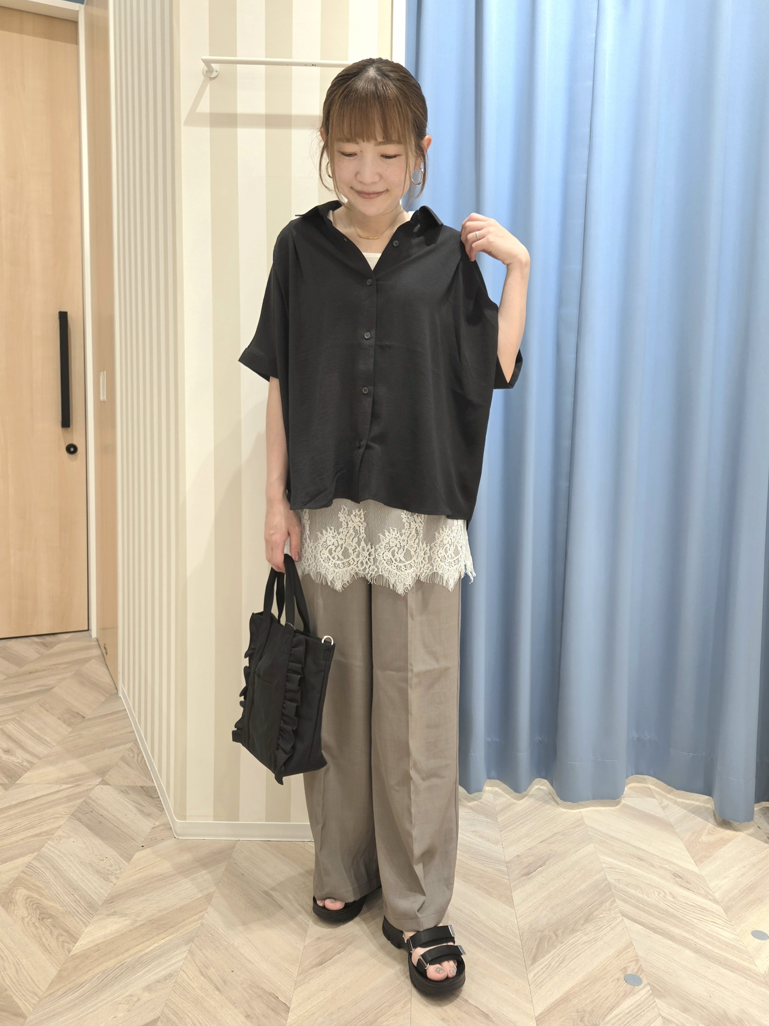 Ikumiさんの「SHOO･LA･RUE｜【ひんやり/洗濯後しわになりにくい/S-LL】着るだけでこなれ見え 二の腕も隠せるデザイン半袖シャツ」を使ったコーディネート