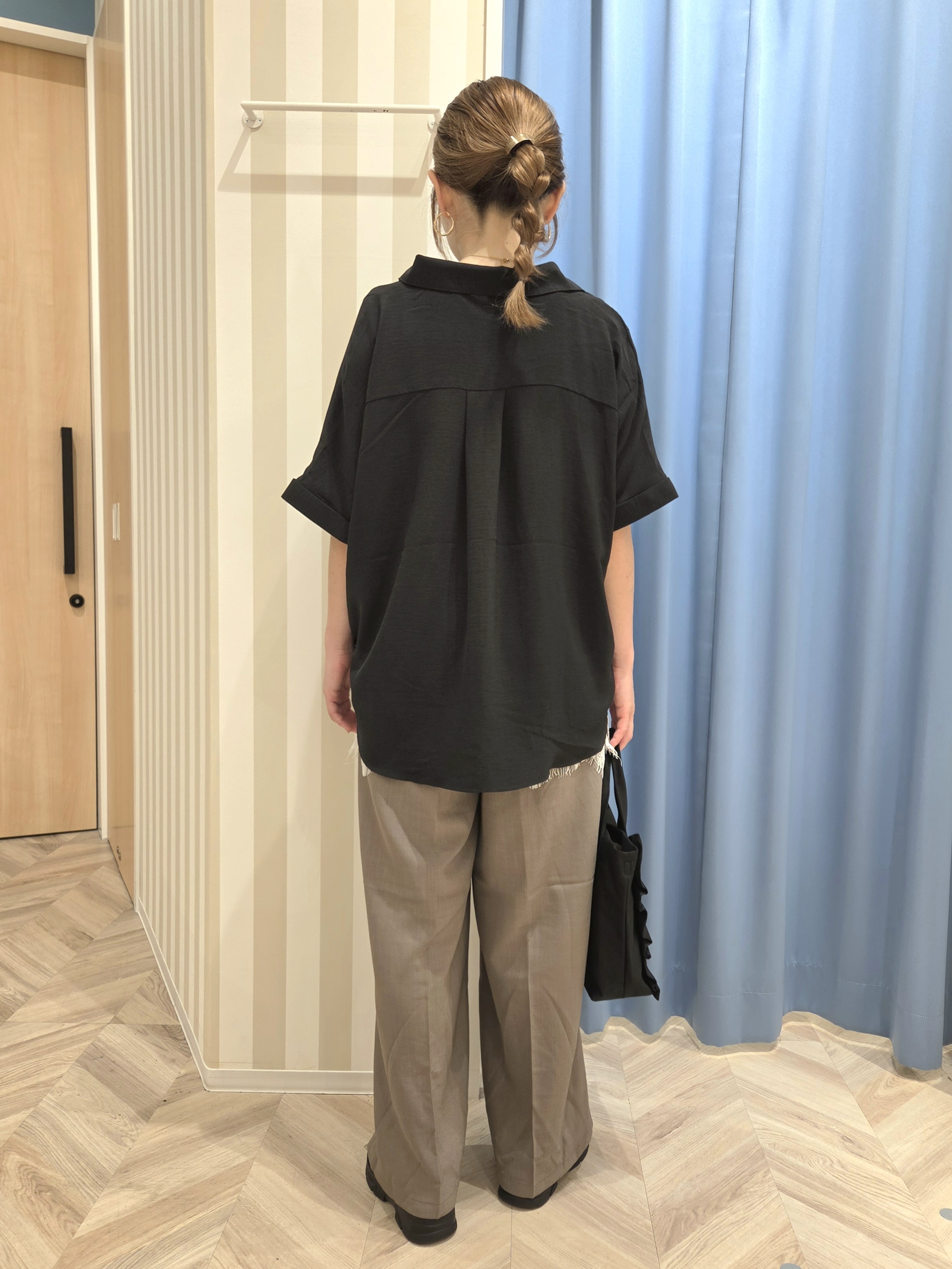 Ikumiさんの「SHOO･LA･RUE｜【ひんやり/洗濯後しわになりにくい/S-LL】着るだけでこなれ見え 二の腕も隠せるデザイン半袖シャツ」を使ったコーディネート