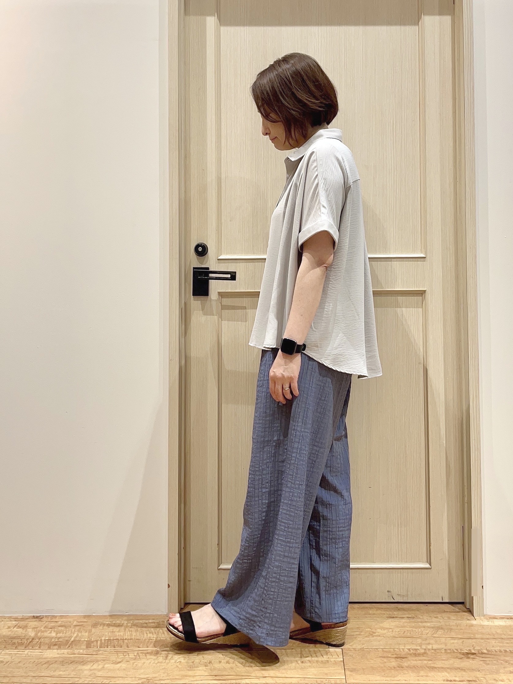 fukuiさんの「SHOO･LA･RUE｜【ひんやり/洗濯後しわになりにくい/S-LL】着るだけでこなれ見え 二の腕も隠せるデザイン半袖シャツ」を使ったコーディネート