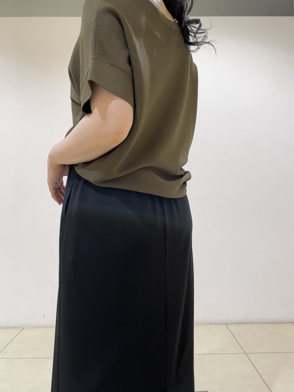 watanabeさんの「UNTITLED｜【11色展開/体型カバー】前後2WAYフレンチスリーブニット」を使ったコーディネート