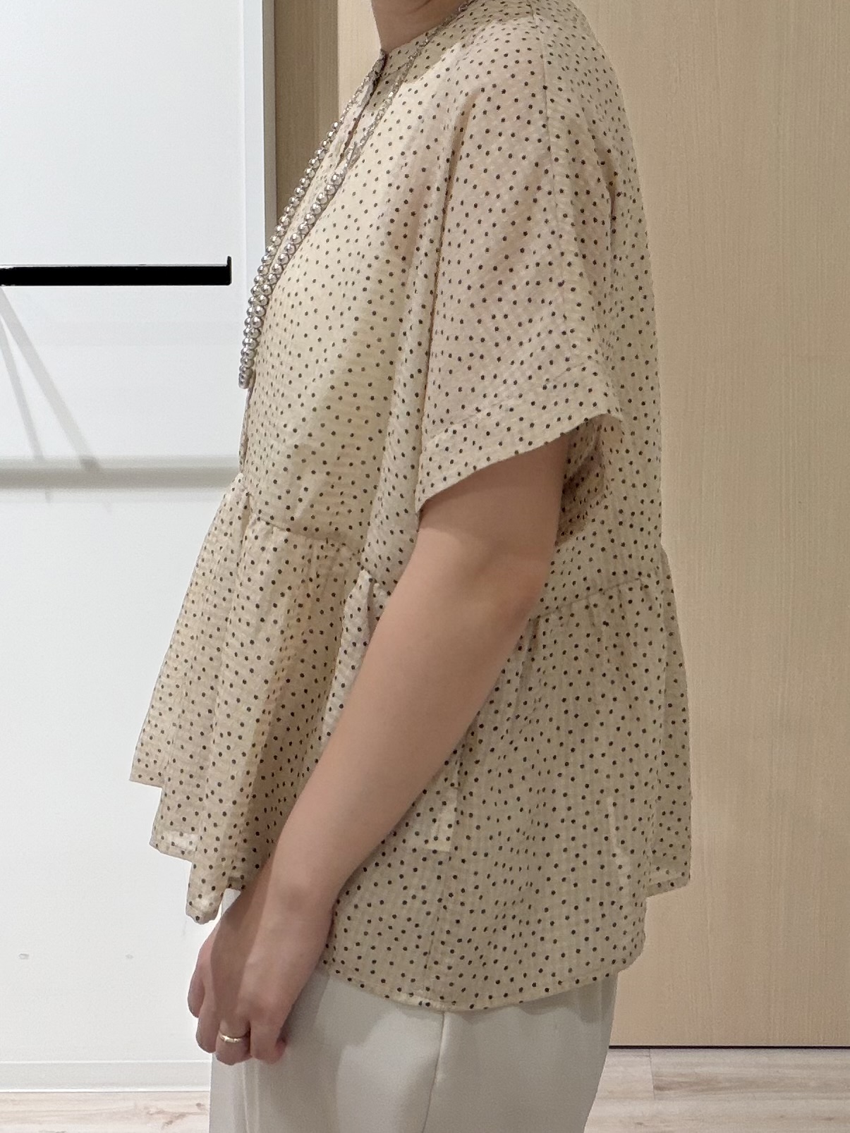 ひらしーさんの「SHOO･LA･RUE｜【体型カバー/洗濯機可】二の腕とお腹周りが隠せる シアーペプラムブラウス」を使ったコーディネート