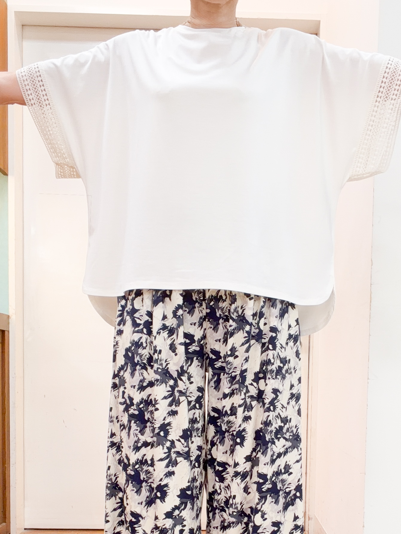 みぃさんの「SHOO･LA･RUE｜【ひんやり/UV】お袖レースが上品 ゆったりとろみトップス」を使ったコーディネート