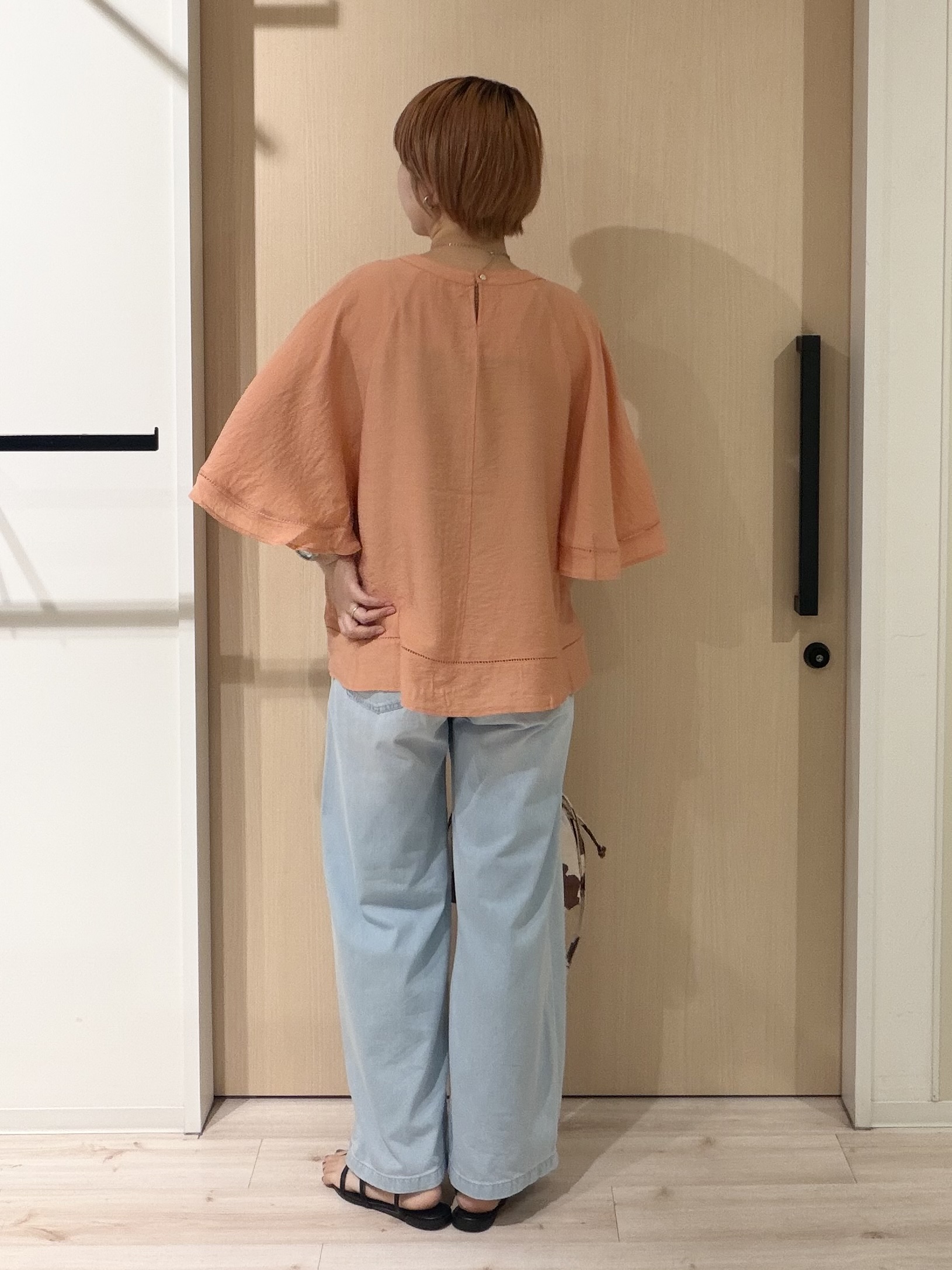 ひらしーさんの「SHOO･LA･RUE｜【ひんやり/S-LL/洗濯機可】体型カバー ふんわりスラブポンチョ風ブラウス」を使ったコーディネート