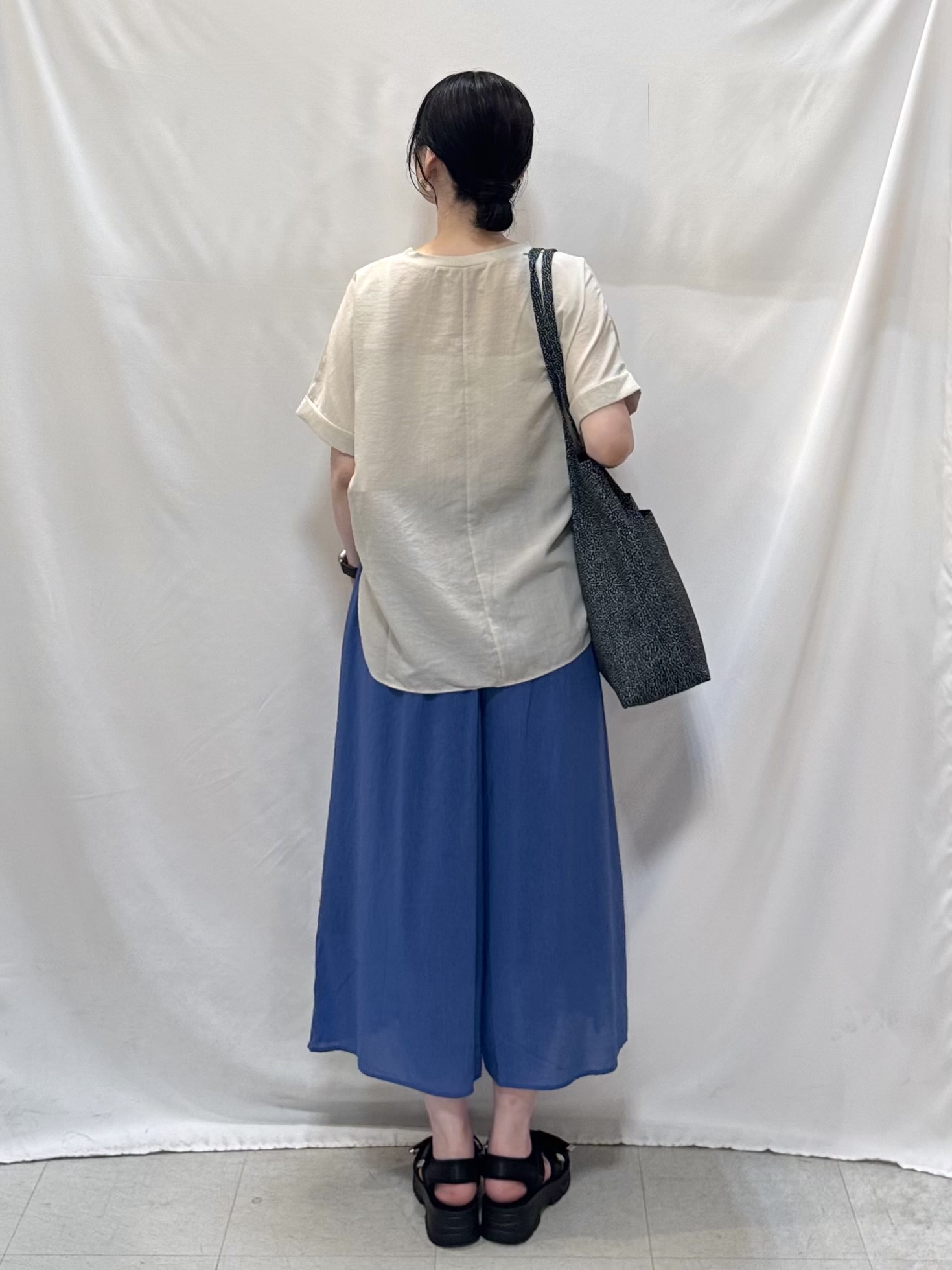 𝐇𝐢𝐫𝐨𝐦𝐢さんの「SHOO･LA･RUE｜【着丈選べる/ひんやり/体型カバー】洗濯後しわになりにくい さらっとドルマントップス」を使ったコーディネート