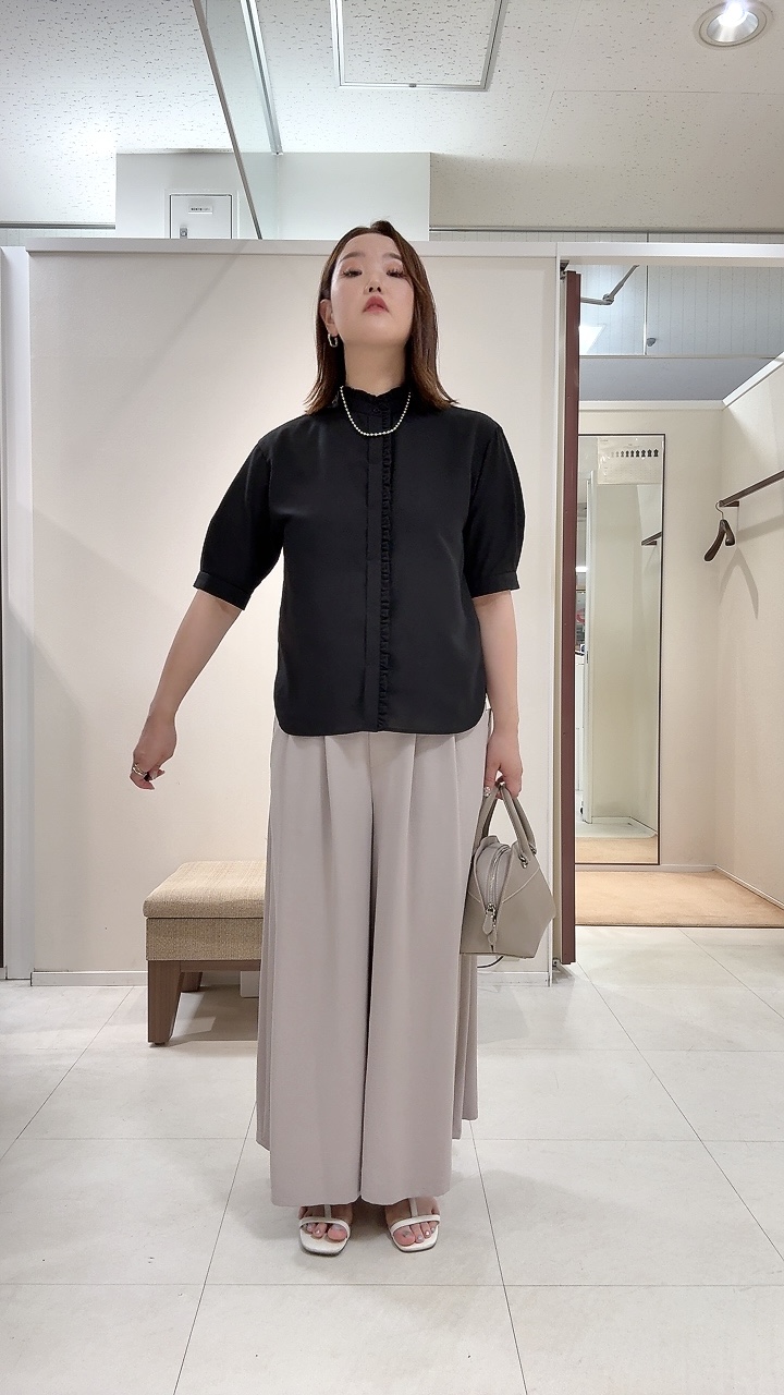 YUIさんの「UNTITLED｜【接触冷感/通気性/洗える】スタンドカラーフリルブラウス」を使ったコーディネート