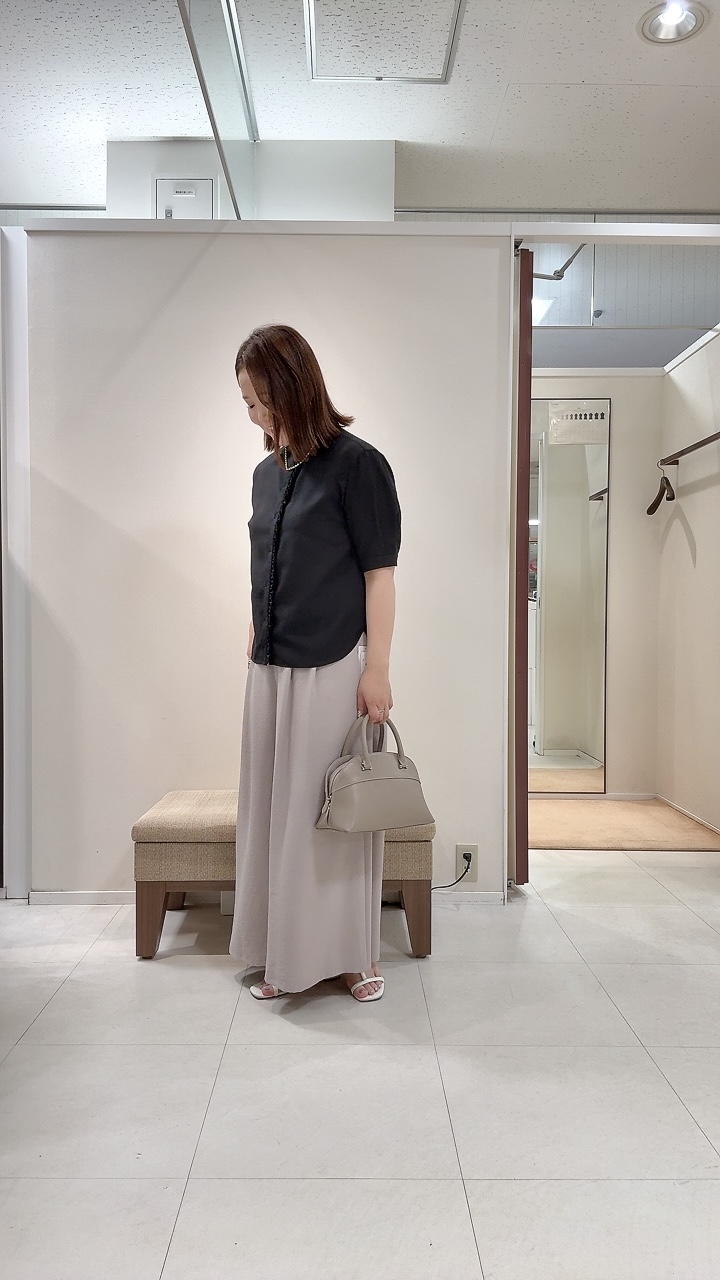 YUIさんの「UNTITLED｜【接触冷感/通気性/洗える】スタンドカラーフリルブラウス」を使ったコーディネート