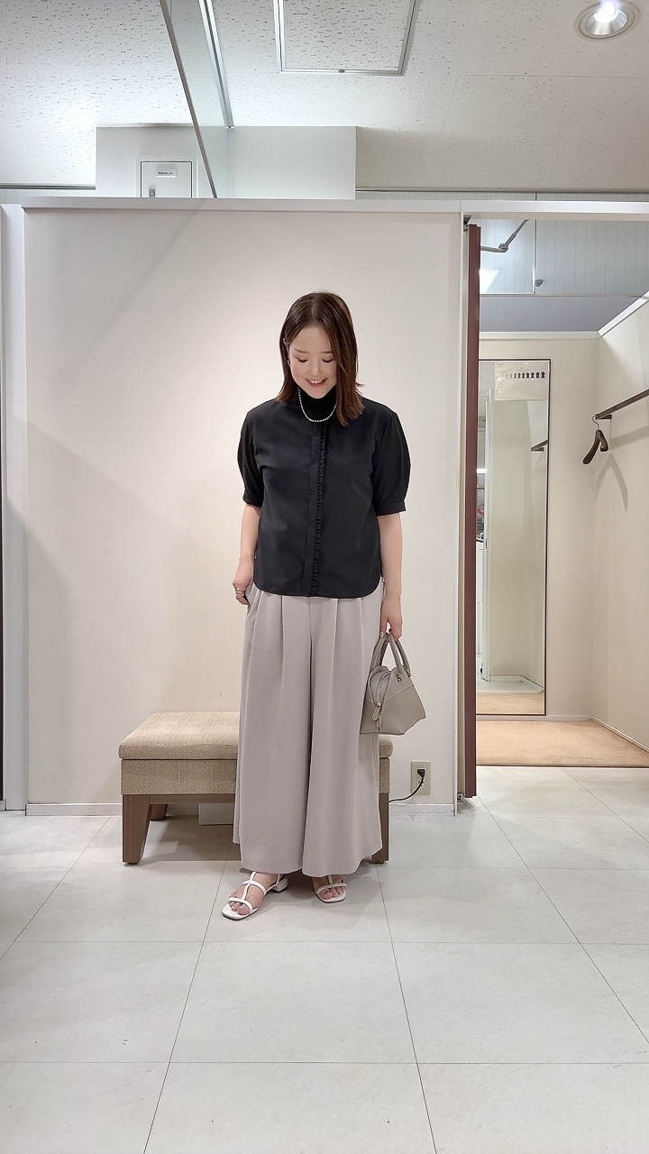 YUIさんの「UNTITLED｜【接触冷感/通気性/洗える】スタンドカラーフリルブラウス」を使ったコーディネート