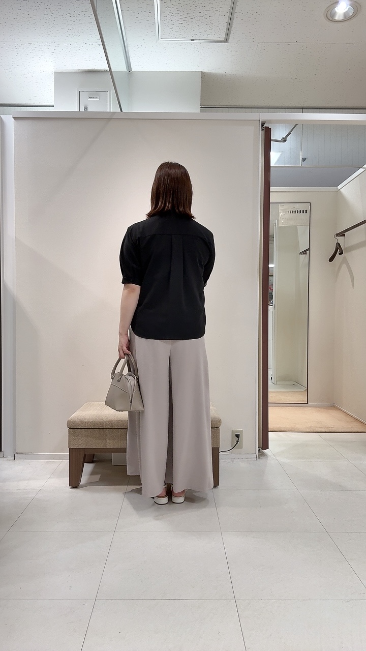 YUIさんの「UNTITLED｜【接触冷感/通気性/洗える】スタンドカラーフリルブラウス」を使ったコーディネート