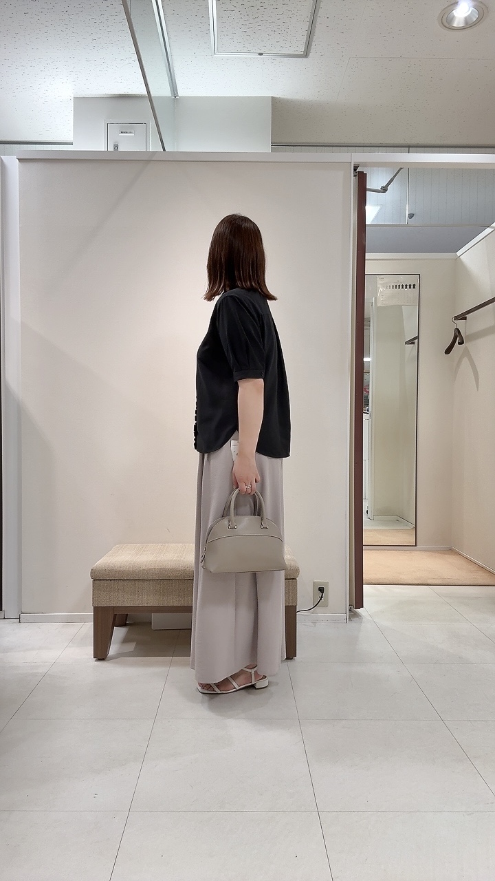 YUIさんの「UNTITLED｜【接触冷感/通気性/洗える】スタンドカラーフリルブラウス」を使ったコーディネート