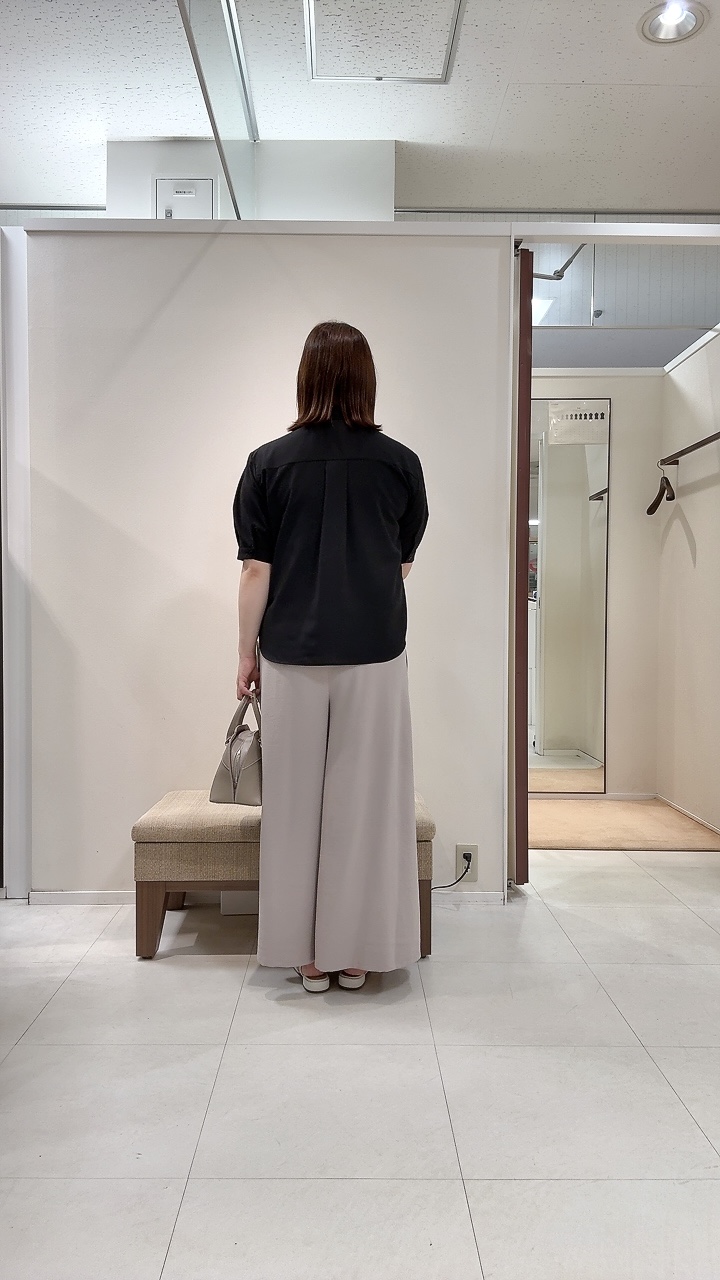 YUIさんの「UNTITLED｜【接触冷感/通気性/洗える】スタンドカラーフリルブラウス」を使ったコーディネート