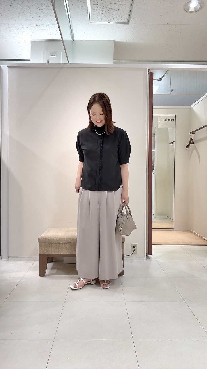 YUIさんの「UNTITLED｜【接触冷感/通気性/洗える】スタンドカラーフリルブラウス」を使ったコーディネート