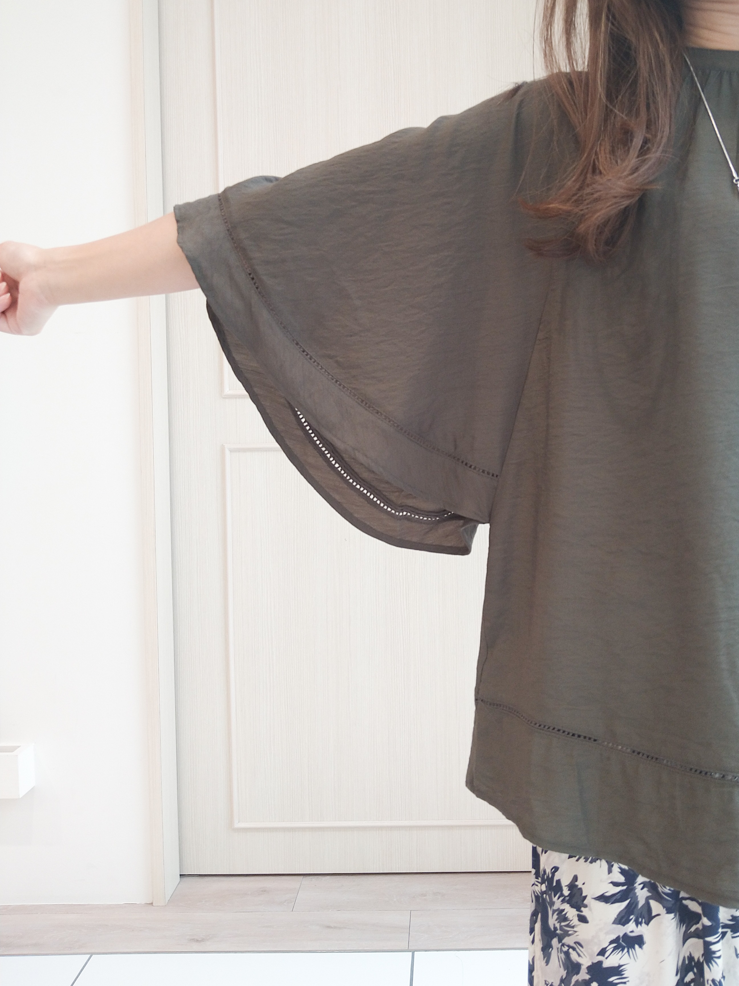 mi-saさんの「SHOO･LA･RUE｜【ひんやり/S-LL/洗濯機可】体型カバー ふんわりスラブポンチョ風ブラウス」を使ったコーディネート