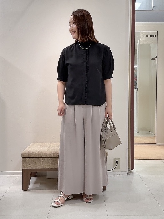 YUIさんの「UNTITLED｜【接触冷感/通気性/洗える】スタンドカラーフリルブラウス」を使ったコーディネート