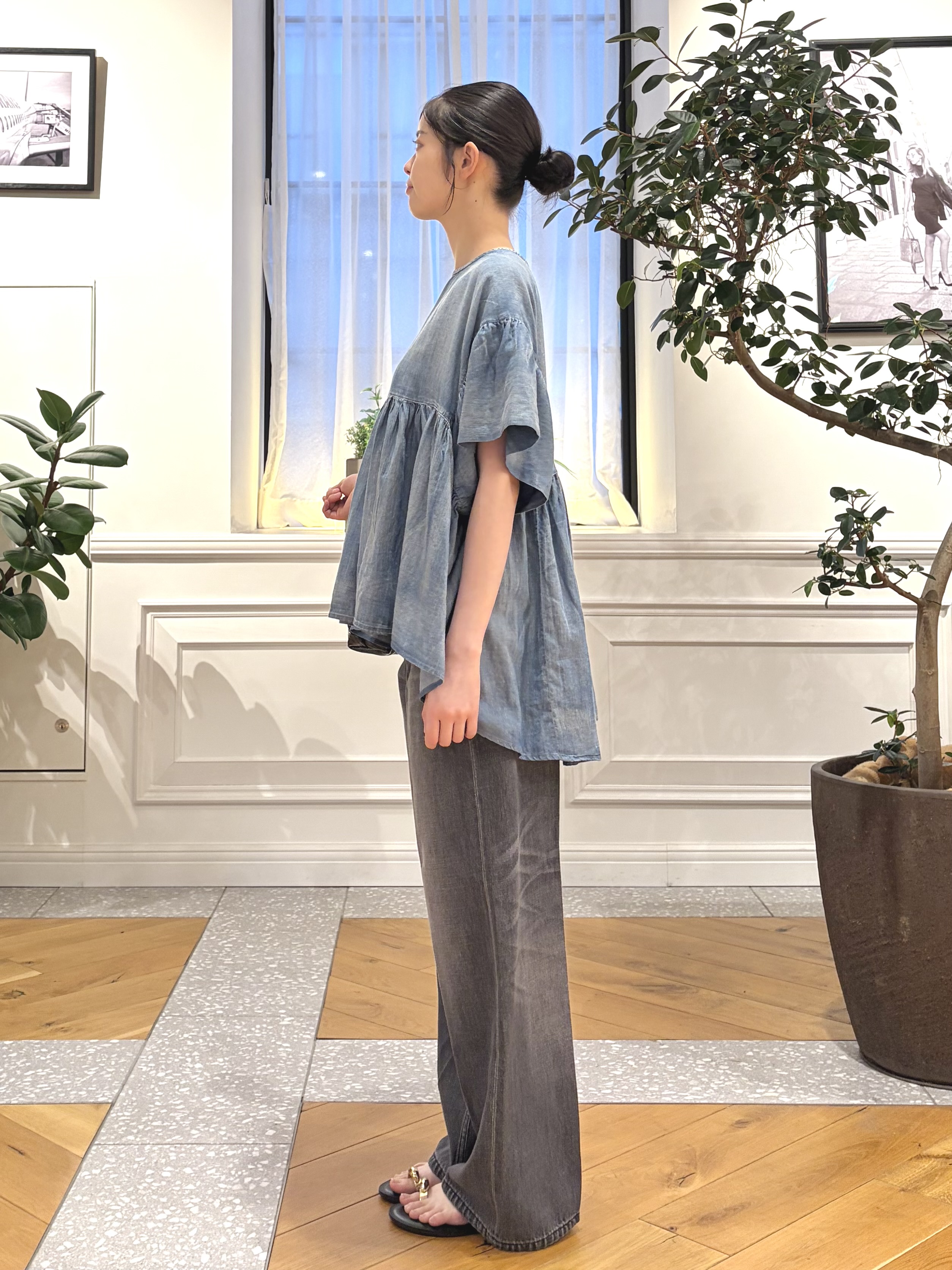 pupiさんの「DRESSTERIOR｜【涼しく着映え】シアーデニムAラインブラウス」を使ったコーディネート