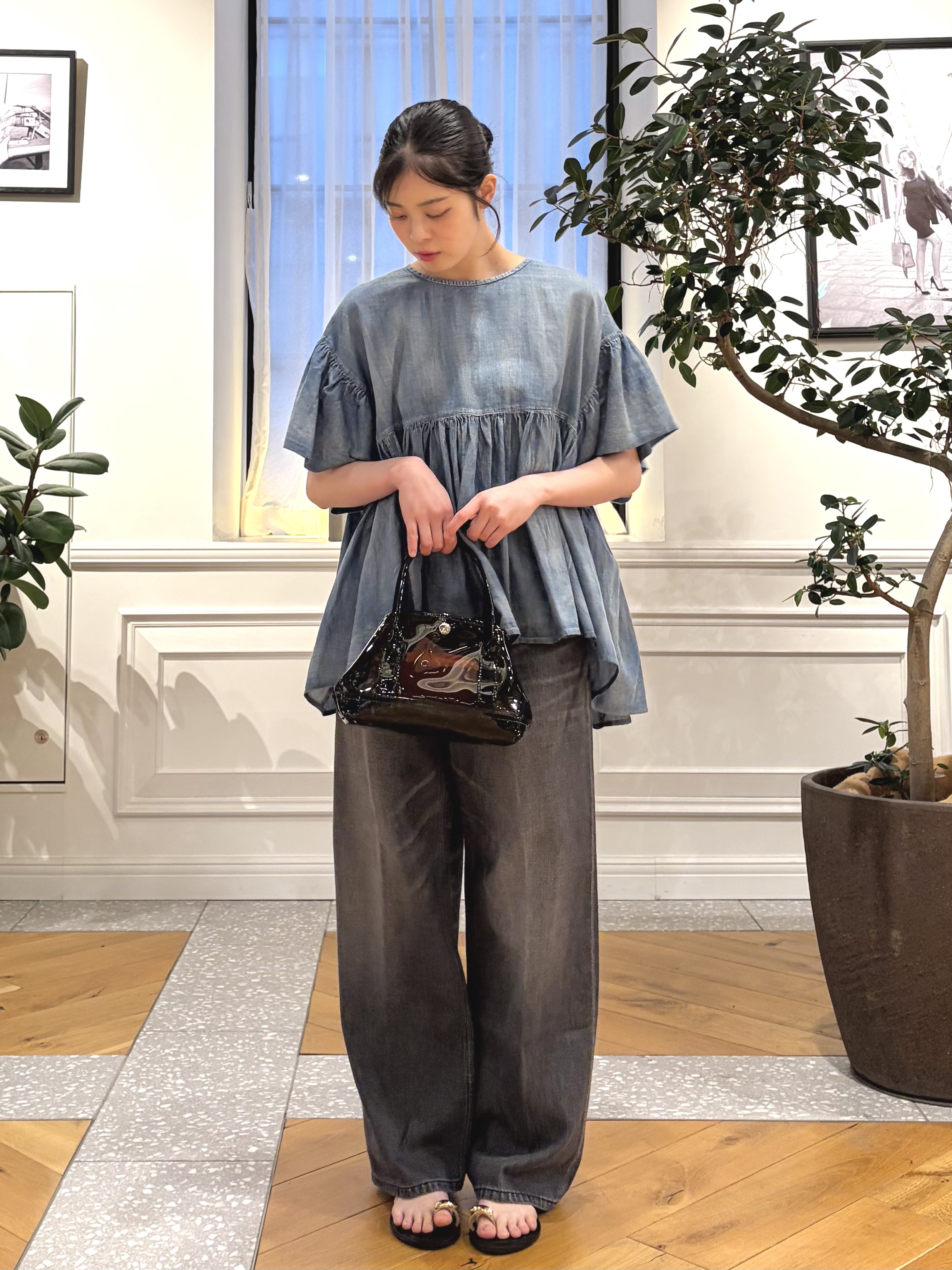 pupiさんの「DRESSTERIOR｜【涼しく着映え】シアーデニムAラインブラウス」を使ったコーディネート