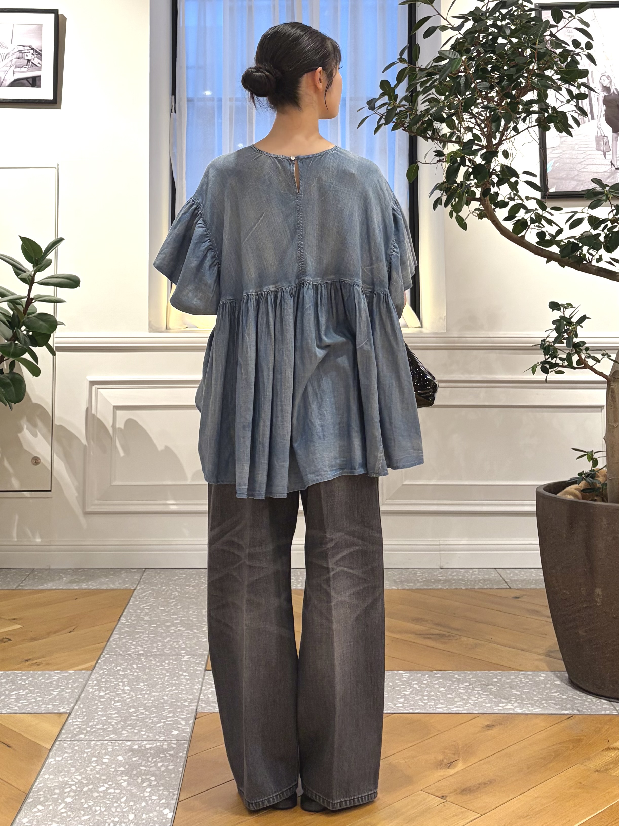 pupiさんの「DRESSTERIOR｜【涼しく着映え】シアーデニムAラインブラウス」を使ったコーディネート