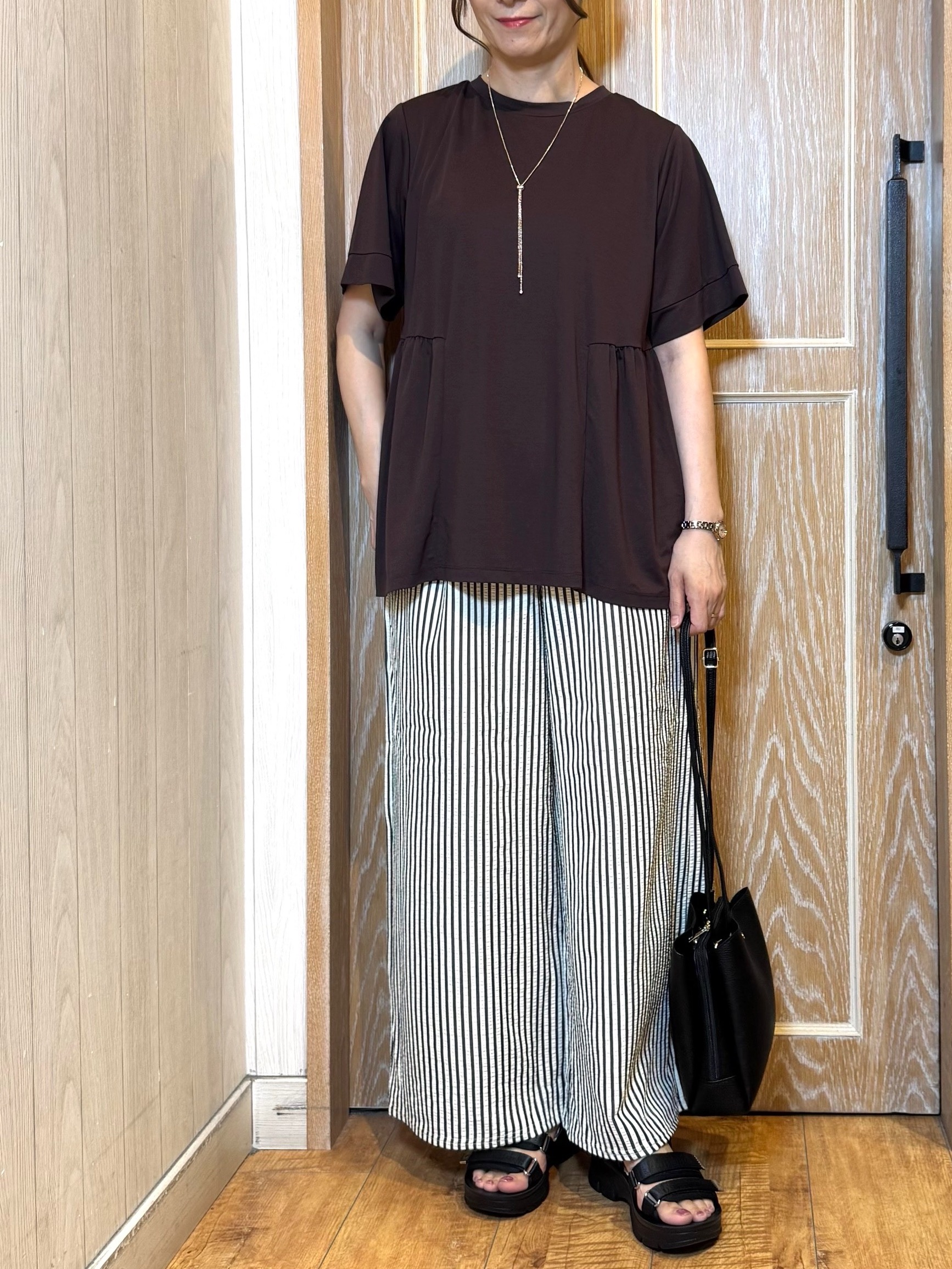 KAORIさんの「SHOO･LA･RUE｜【ひんやり/UV/S-LL/体型カバー】インせず着られる サイドギャザー切替トップス」を使ったコーディネート