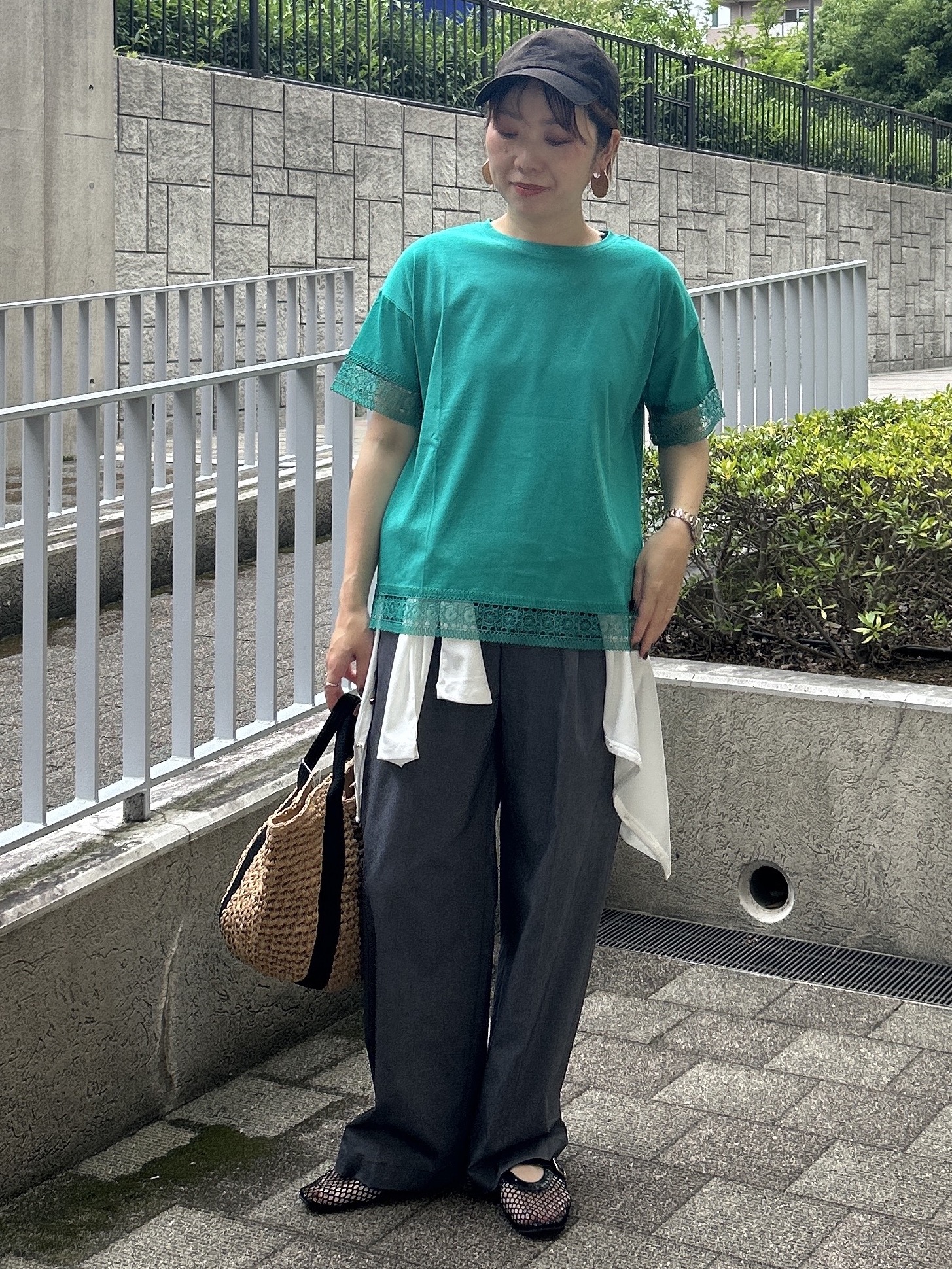ga_riさんの「THE SHOP TK｜【インせず着られる】モチーフレース切替Tシャツ」を使ったコーディネート