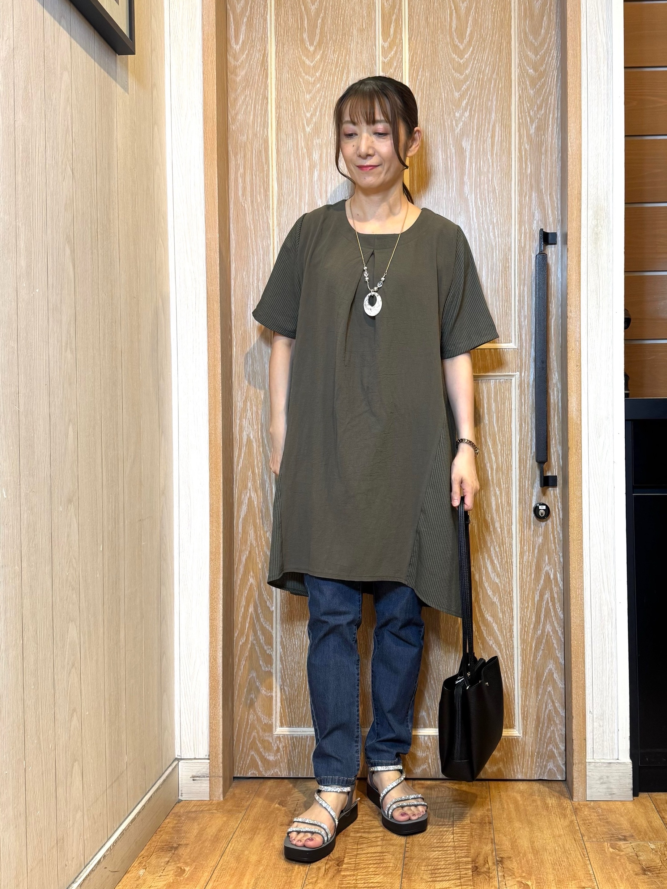KAORIさんの「SHOO･LA･RUE｜【洗濯機可/体型カバー】上から着るだけ 異素材切替 Aラインチュニックワンピース」を使ったコーディネート