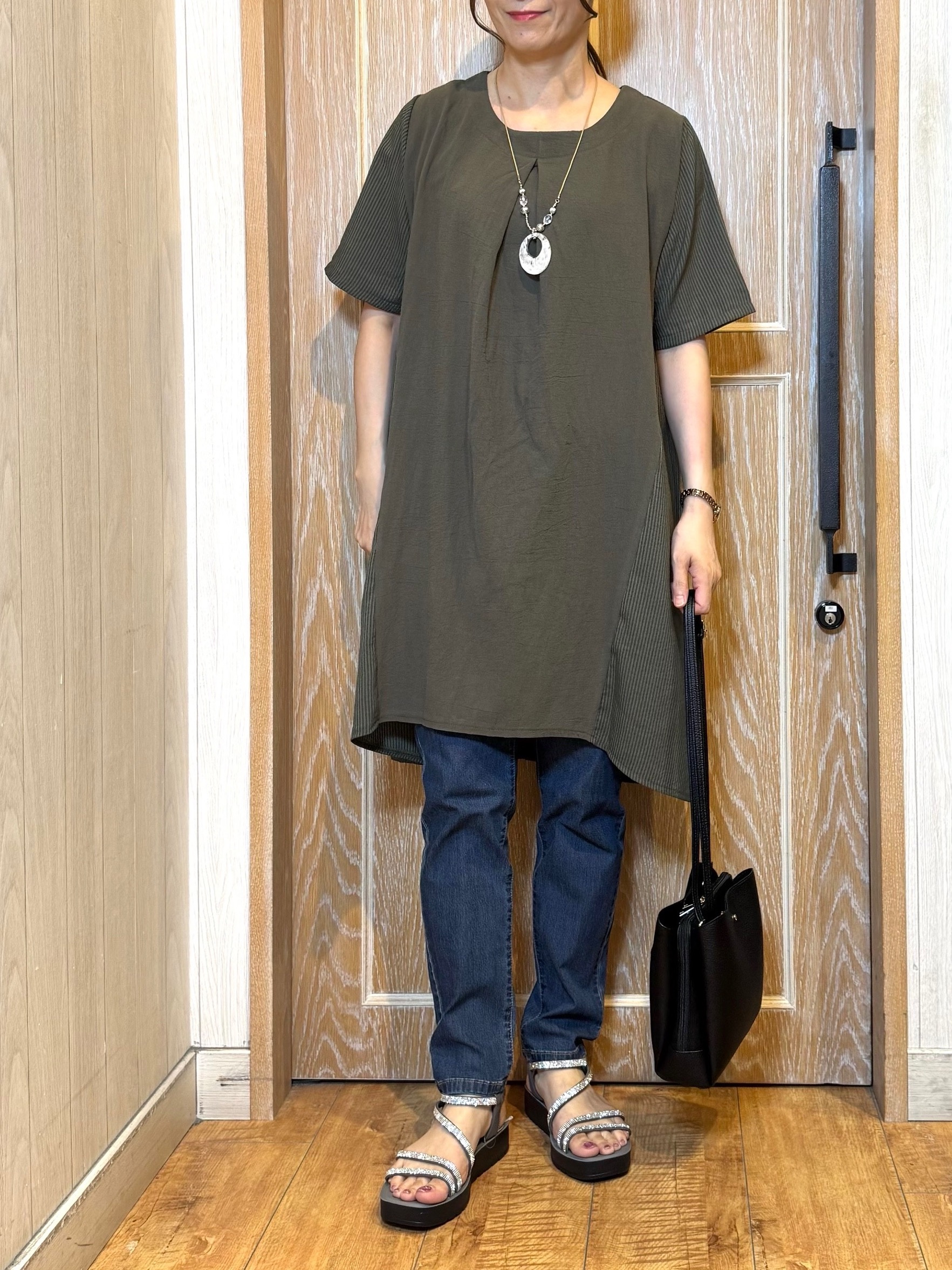 KAORIさんの「SHOO･LA･RUE｜【洗濯機可/体型カバー】上から着るだけ 異素材切替 Aラインチュニックワンピース」を使ったコーディネート