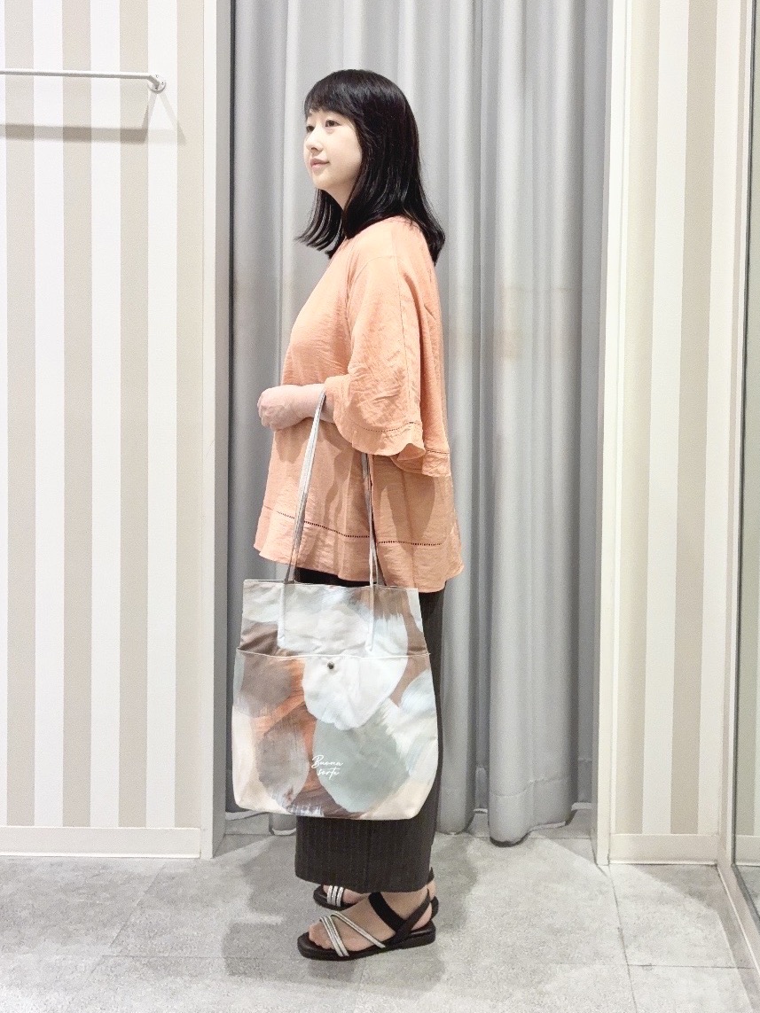 vanseさんの「SHOO･LA･RUE｜【ひんやり/S-LL/洗濯機可】体型カバー ふんわりスラブポンチョ風ブラウス」を使ったコーディネート
