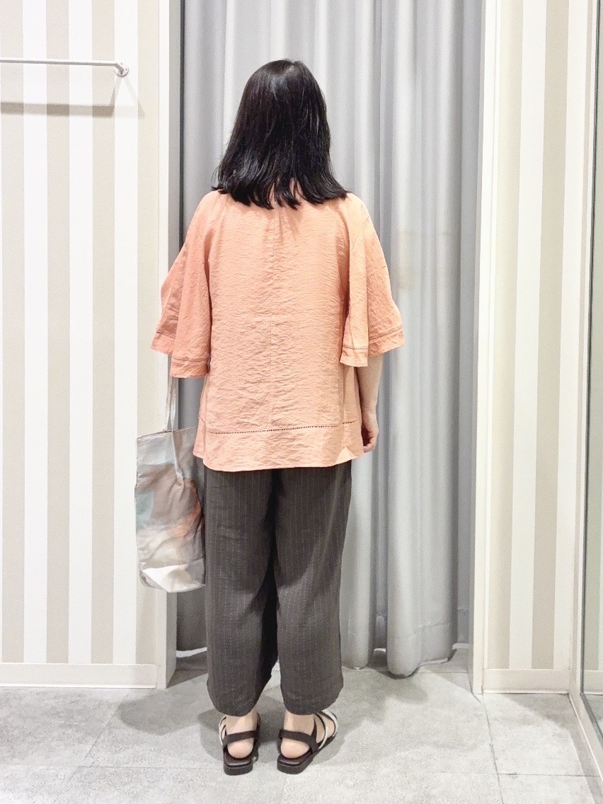 vanseさんの「SHOO･LA･RUE｜【ひんやり/S-LL/洗濯機可】体型カバー ふんわりスラブポンチョ風ブラウス」を使ったコーディネート