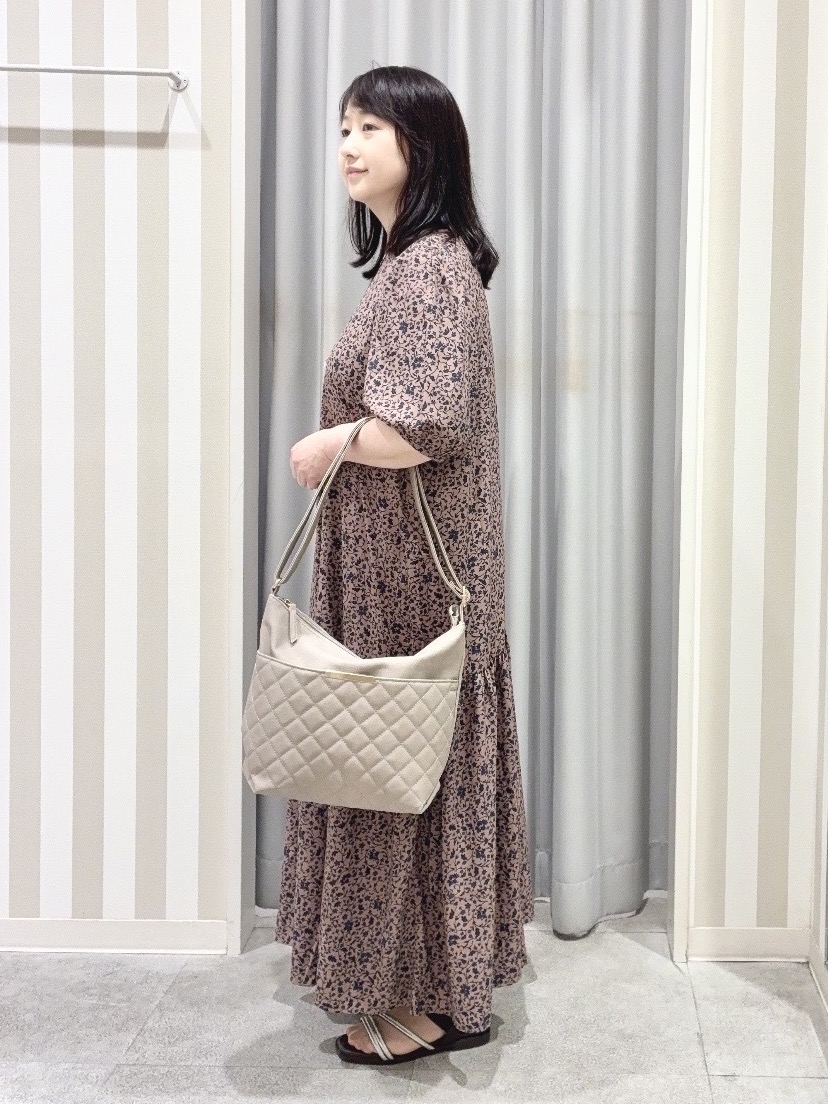 vanseさんの「SHOO･LA･RUE｜花柄ティアードワンピース」を使ったコーディネート
