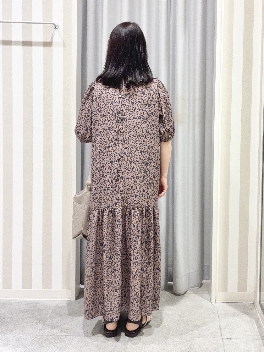 vanseさんの「SHOO･LA･RUE｜花柄ティアードワンピース」を使ったコーディネート
