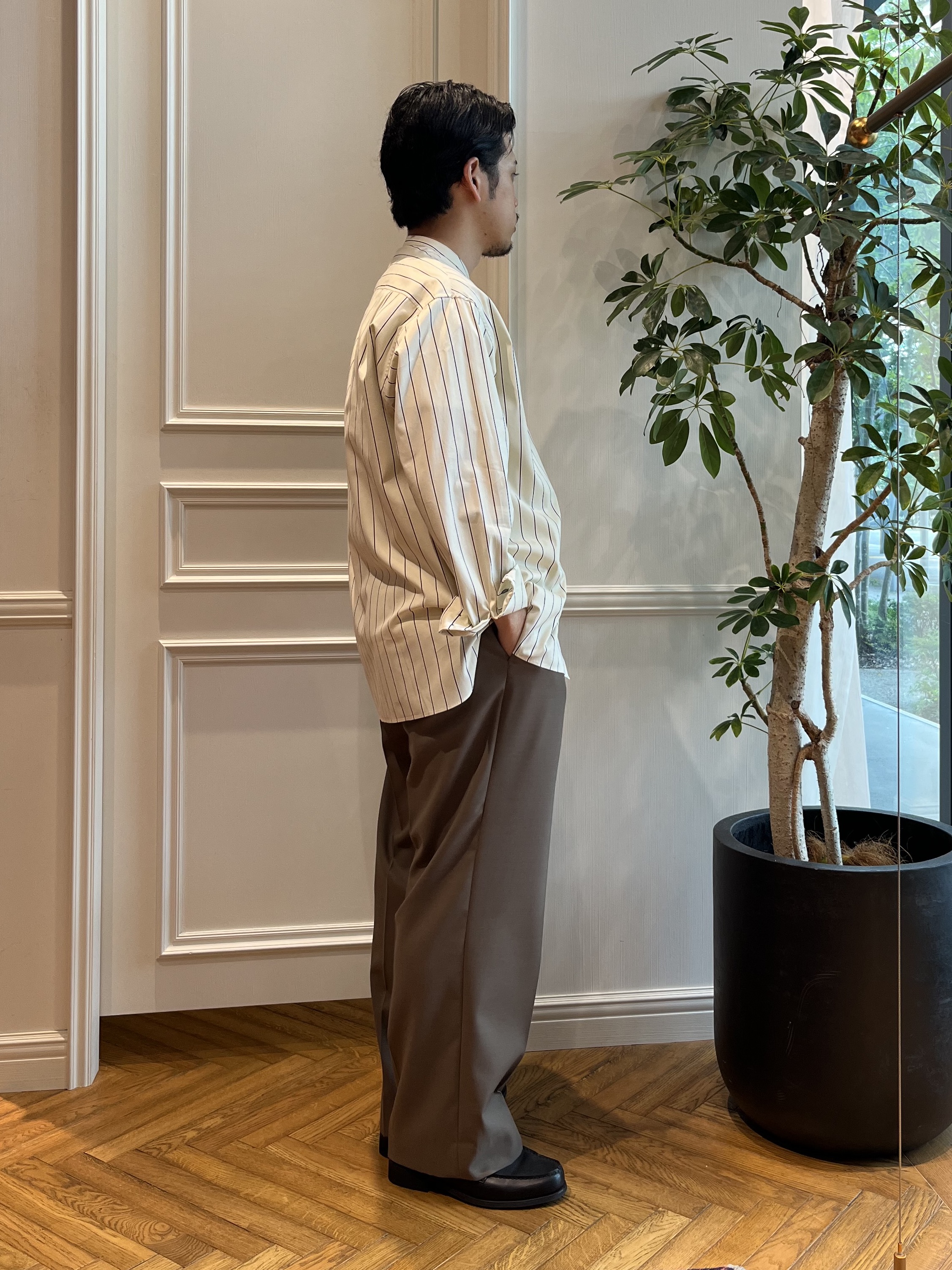 Tokuさんの「DRESSTERIOR｜バンドカラー ストライプシャツ」を使ったコーディネート