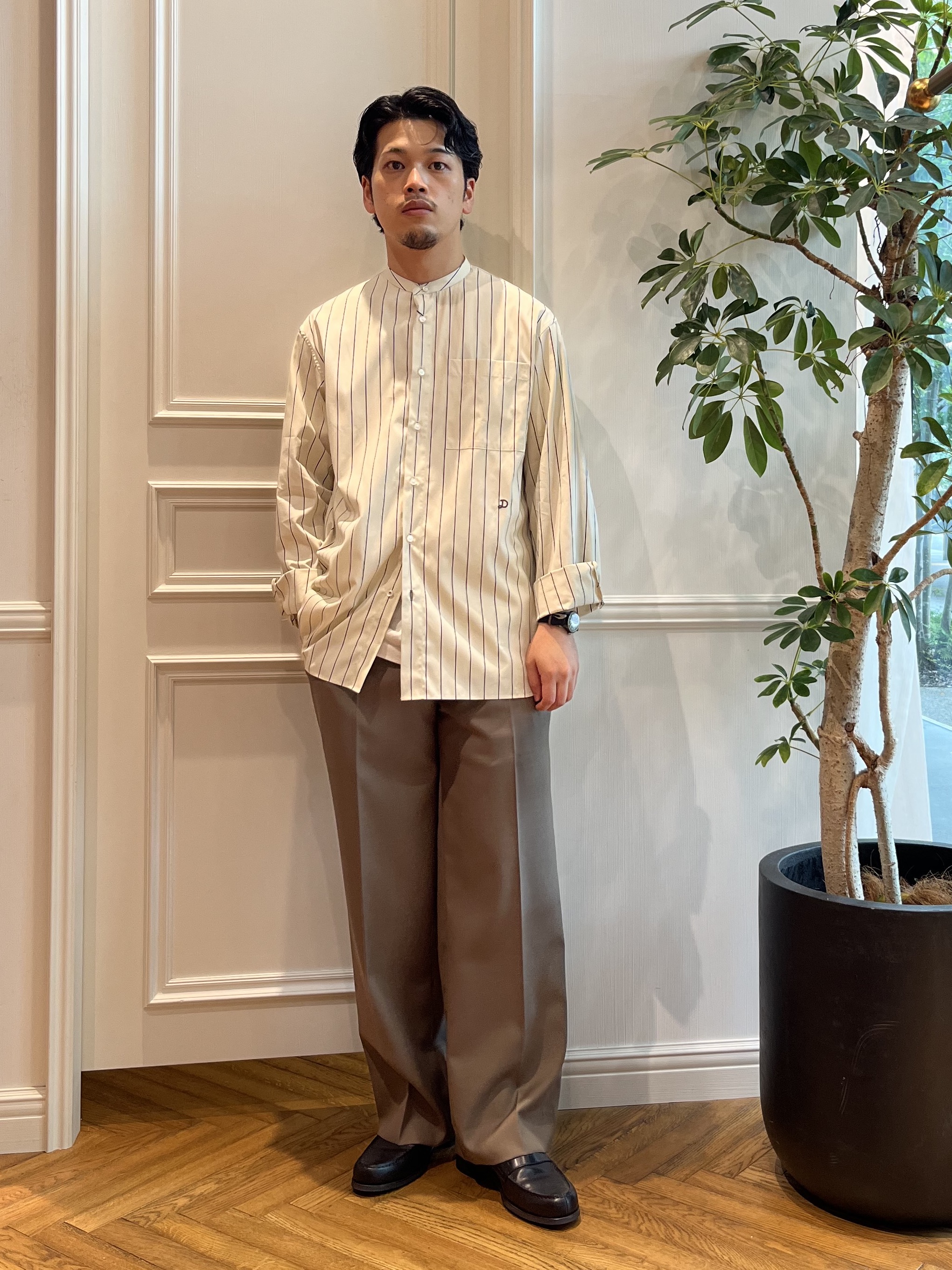 Tokuさんの「DRESSTERIOR｜バンドカラー ストライプシャツ」を使ったコーディネート