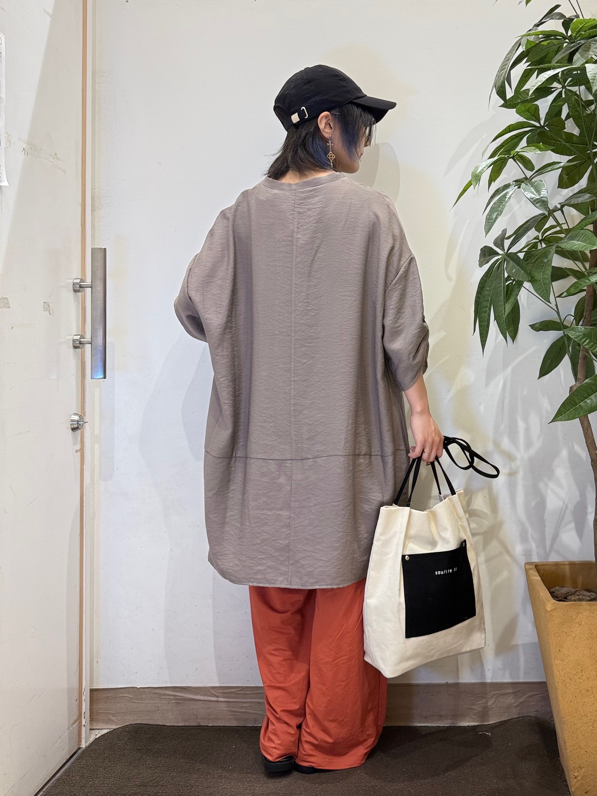 misakiさんの「SHOO･LA･RUE｜【ひんやり/S-LL/洗濯機可】体型カバーにも ゆるっとリラックスチュニック」を使ったコーディネート