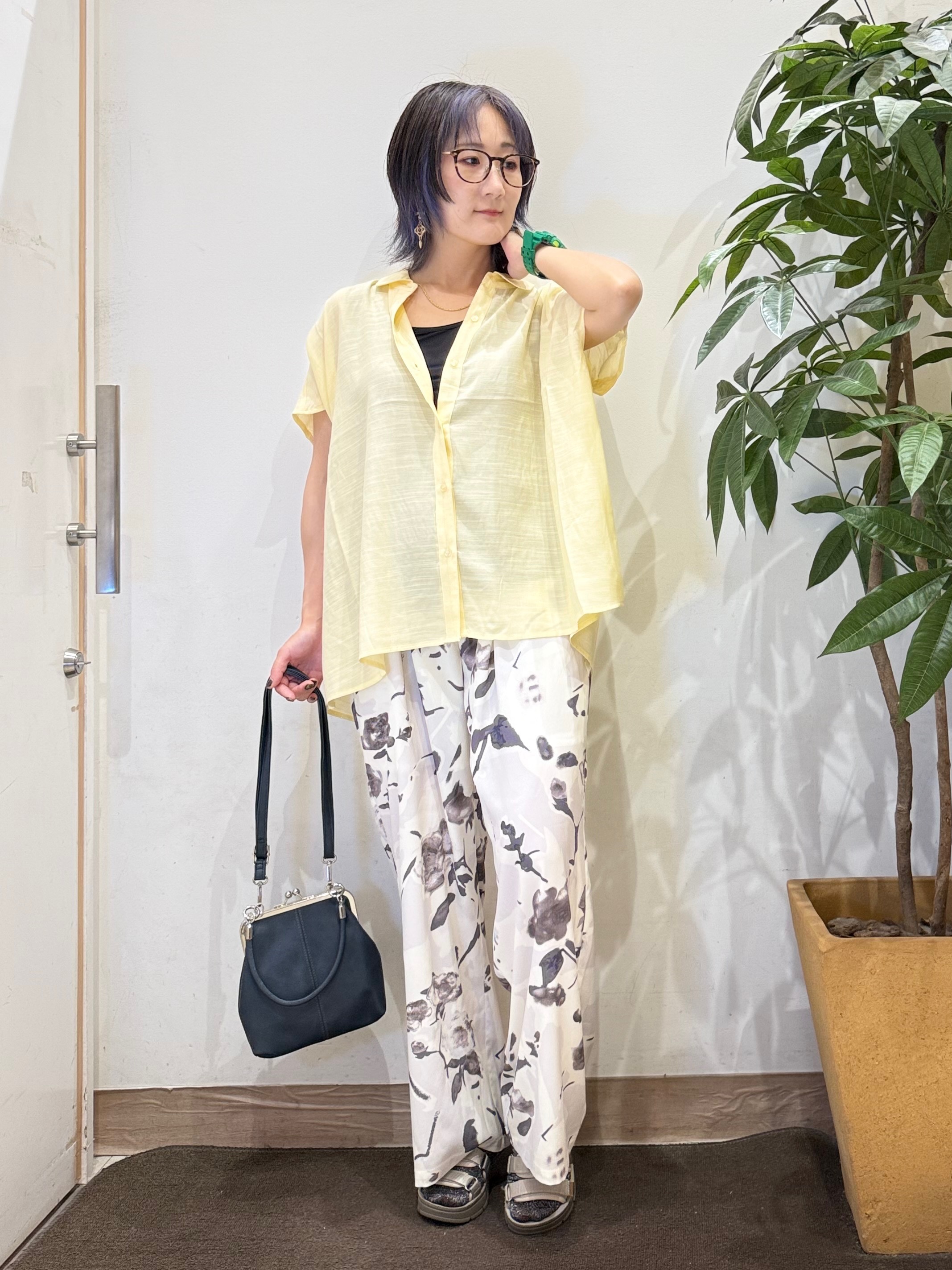 misakiさんの「SHOO･LA･RUE｜【ひんやり/UV】ほんのりシアーで上品な バックギャザーブラウス」を使ったコーディネート