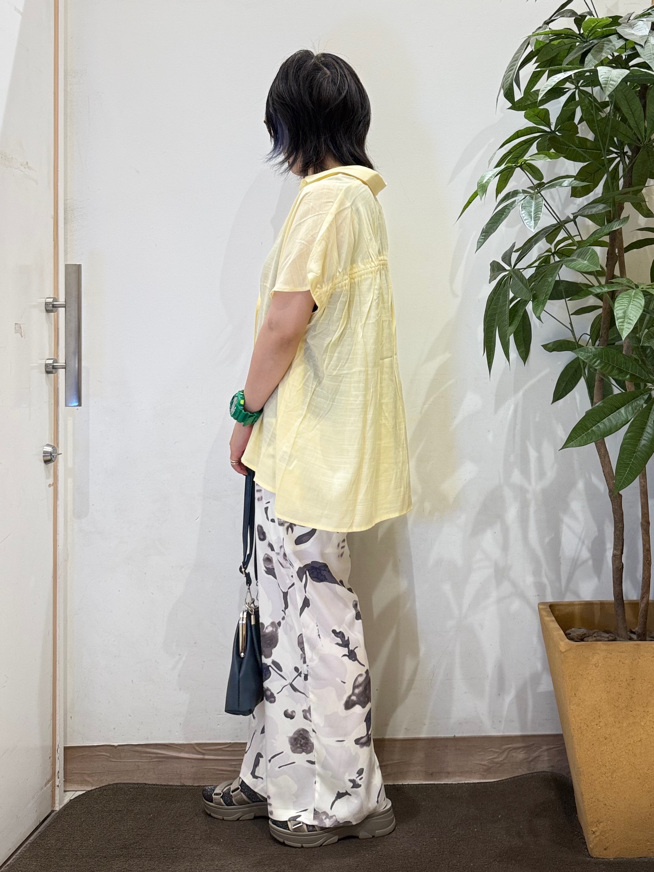 misakiさんの「SHOO･LA･RUE｜【ひんやり/UV】ほんのりシアーで上品な バックギャザーブラウス」を使ったコーディネート