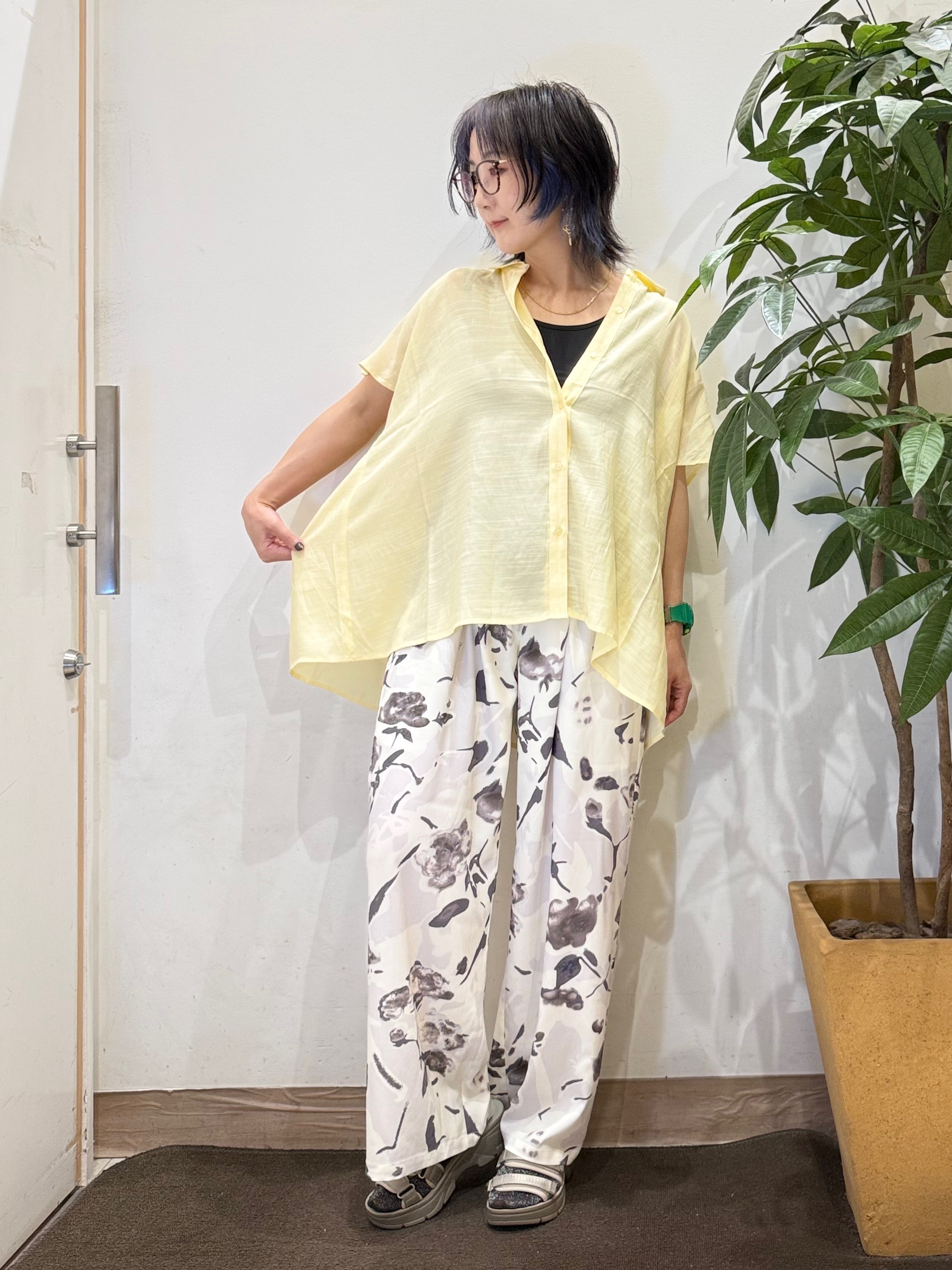 misakiさんの「SHOO･LA･RUE｜【ひんやり/UV】ほんのりシアーで上品な バックギャザーブラウス」を使ったコーディネート
