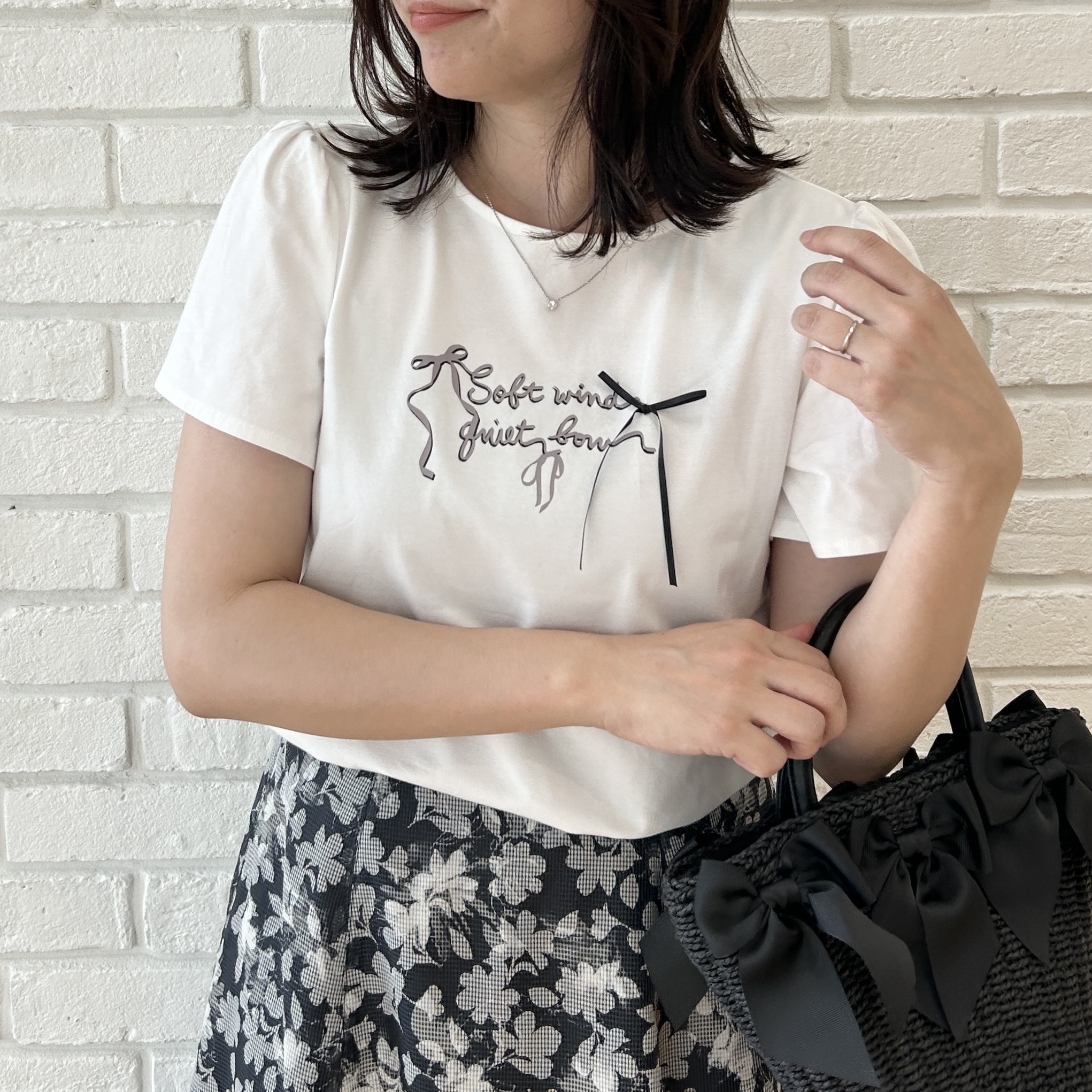 shinoさんの「Couture brooch｜リボンロゴTシャツ」を使ったコーディネート