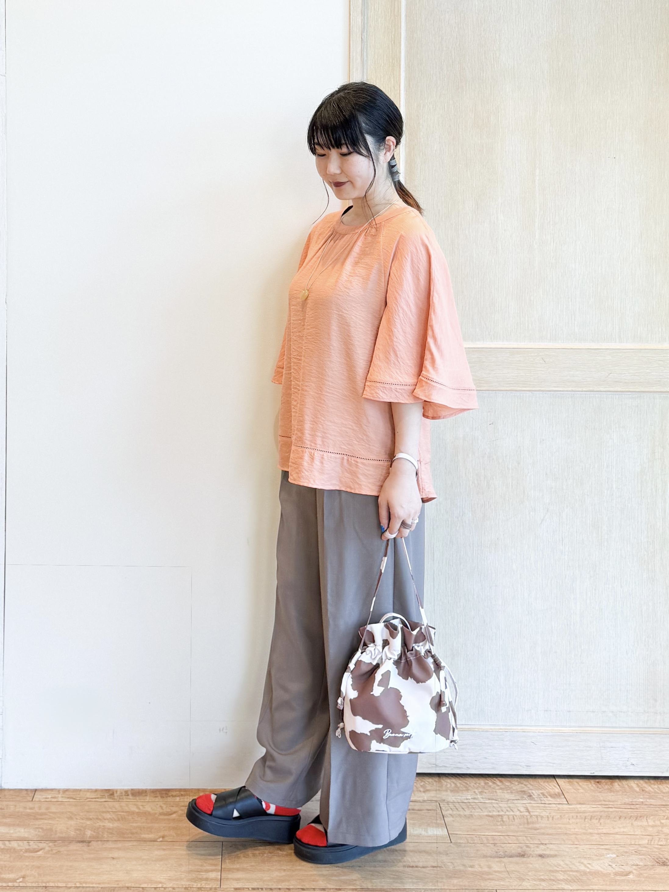 愛さんの「SHOO･LA･RUE｜【ひんやり/S-LL/洗濯機可】体型カバー ふんわりスラブポンチョ風ブラウス」を使ったコーディネート