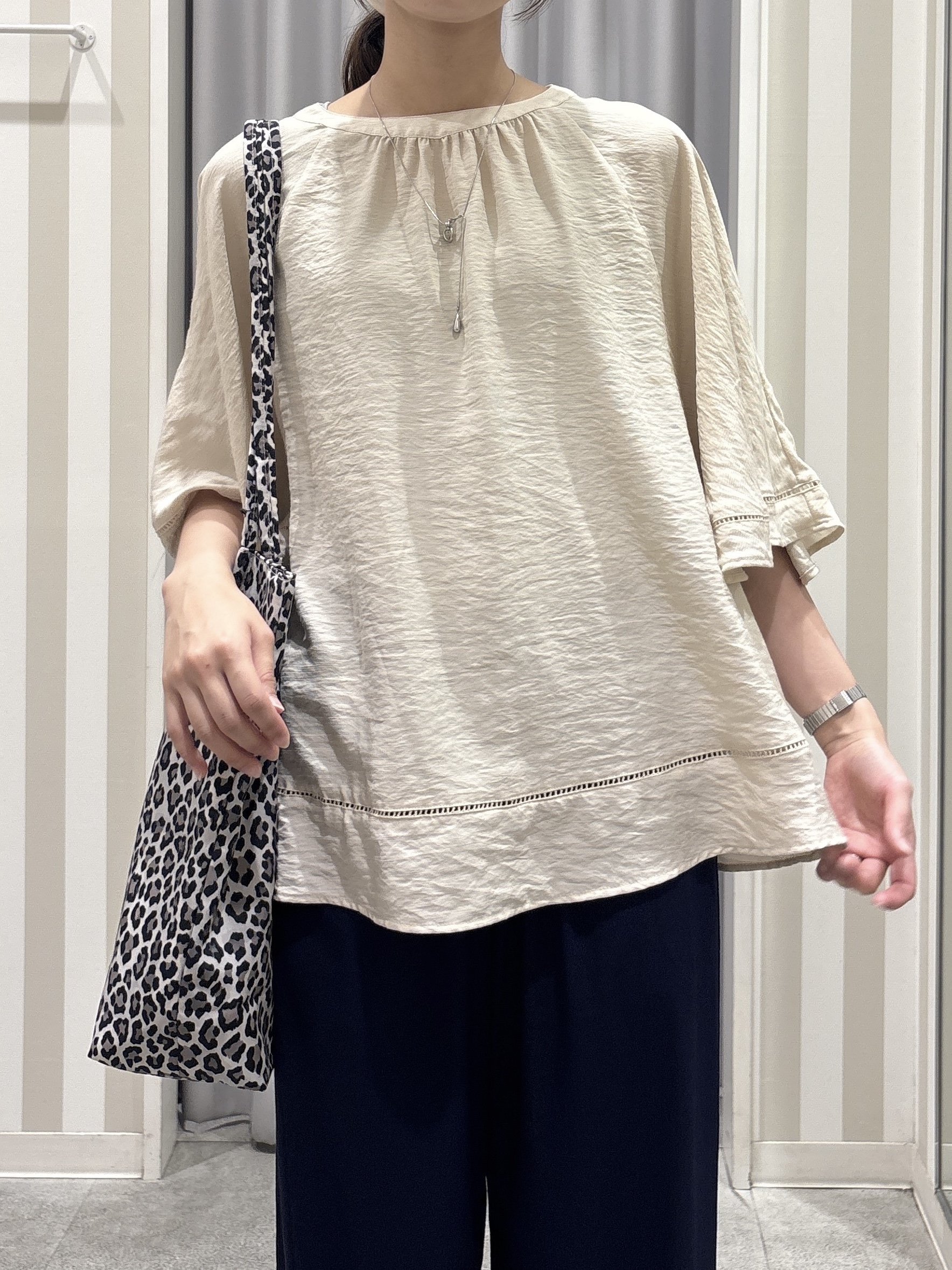 Rikaさんの「SHOO･LA･RUE｜【ひんやり/S-LL/洗濯機可】体型カバー ふんわりスラブポンチョ風ブラウス」を使ったコーディネート
