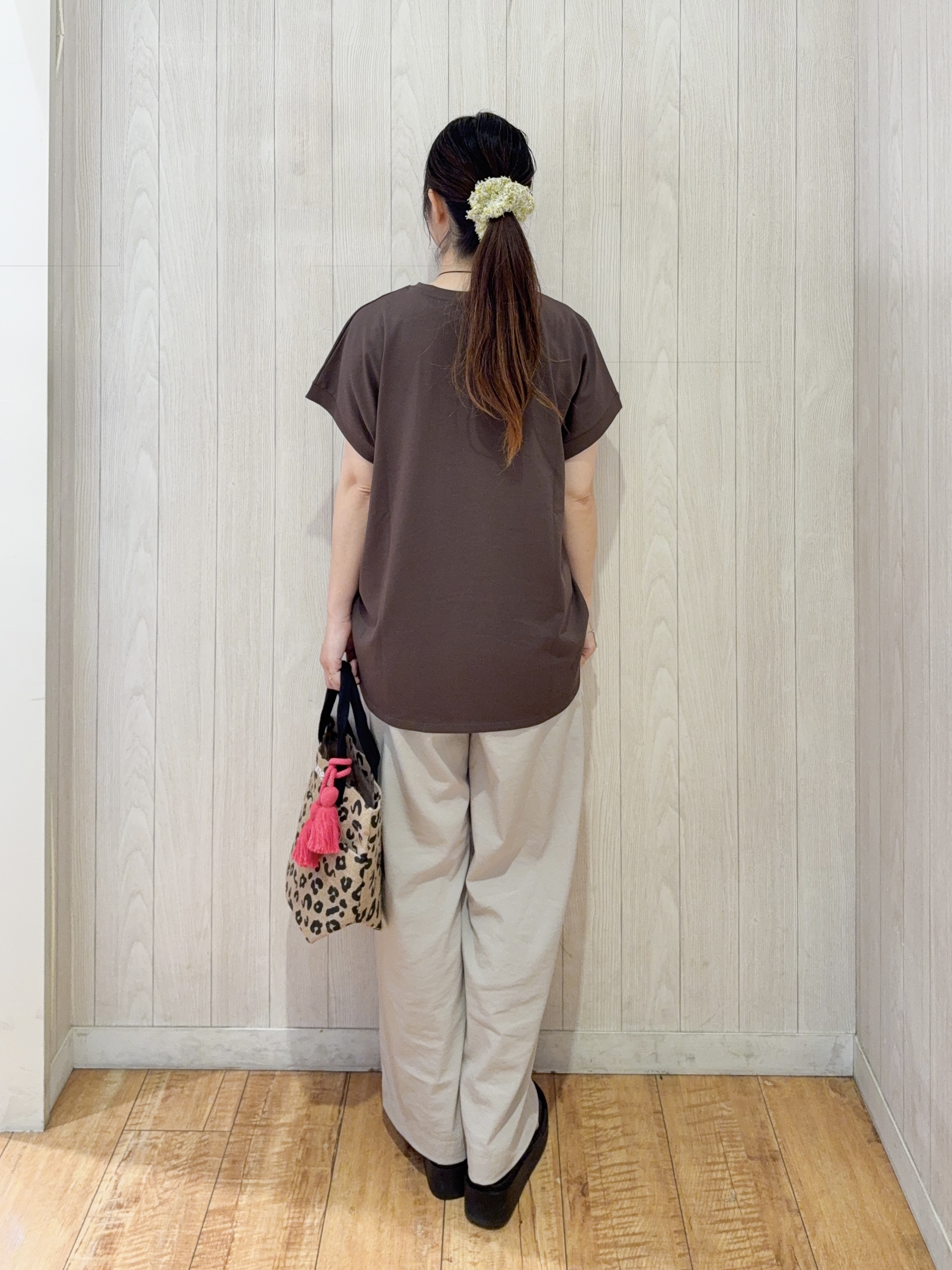 愛さんの「SHOO･LA･RUE｜【汗じみ防止/ひんやり/体型カバー】真夏でも安心。汗じみが気にならない 大人の刺繍ロゴTシャツ」を使ったコーディネート
