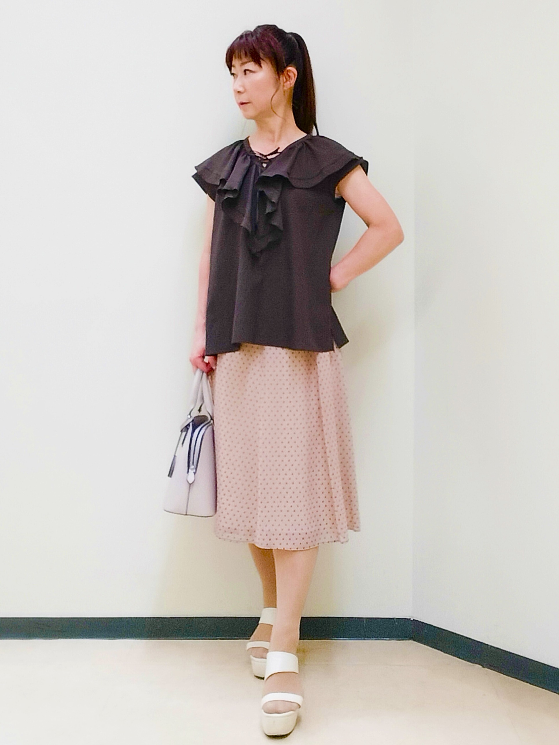 花さんの「Reflect｜【通気性あり／涼しい／マシンウォッシャブル】フリルブラウス」を使ったコーディネート