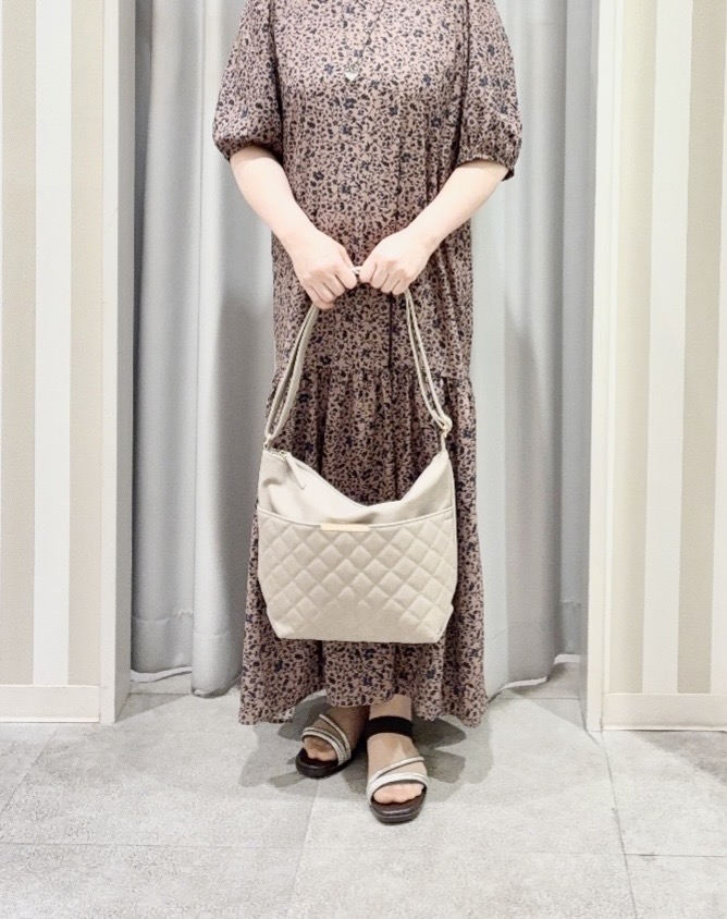 vanseさんの「SHOO･LA･RUE｜花柄ティアードワンピース」を使ったコーディネート