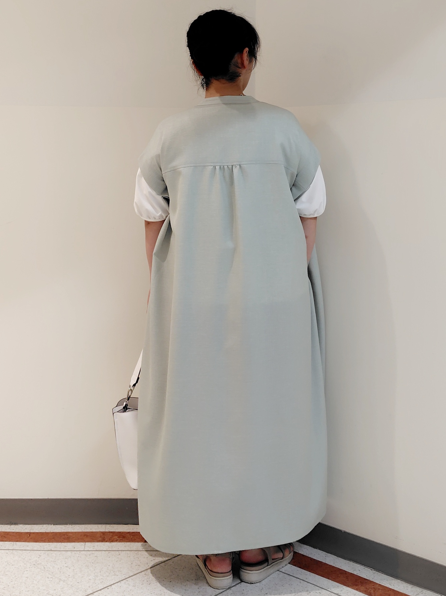 FMさんの「Reflect｜すっきり見えバンドカラーシャツワンピース」を使ったコーディネート