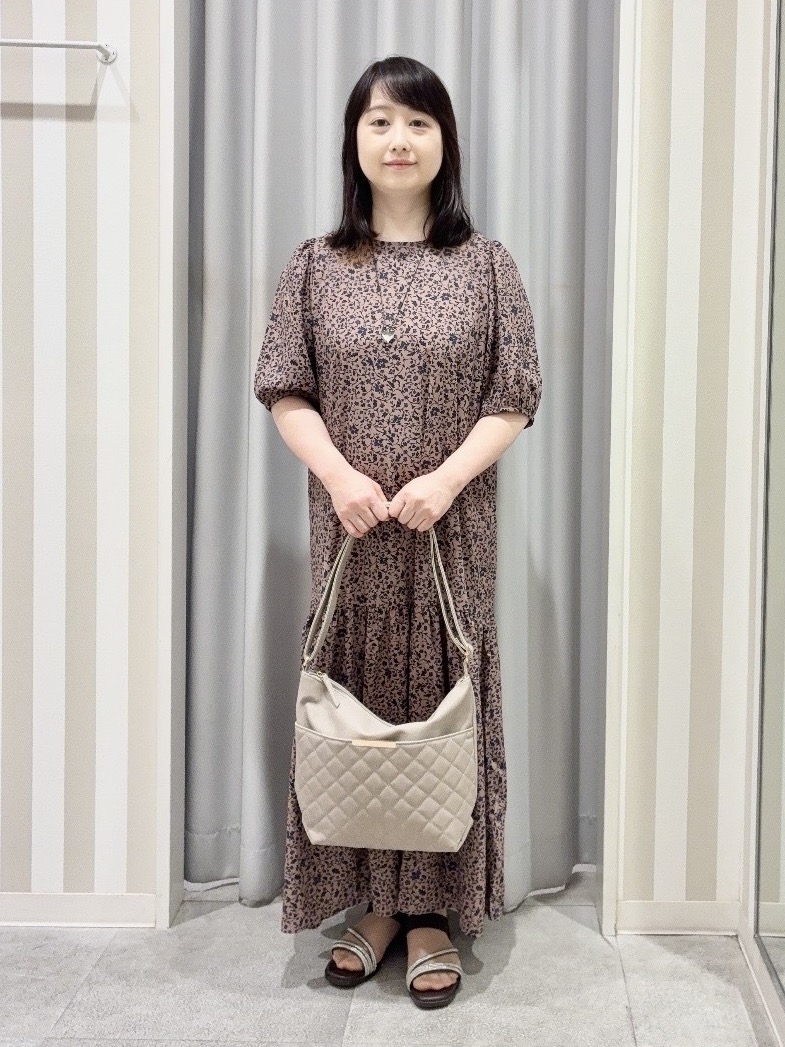 vanseさんの「SHOO･LA･RUE｜花柄ティアードワンピース」を使ったコーディネート