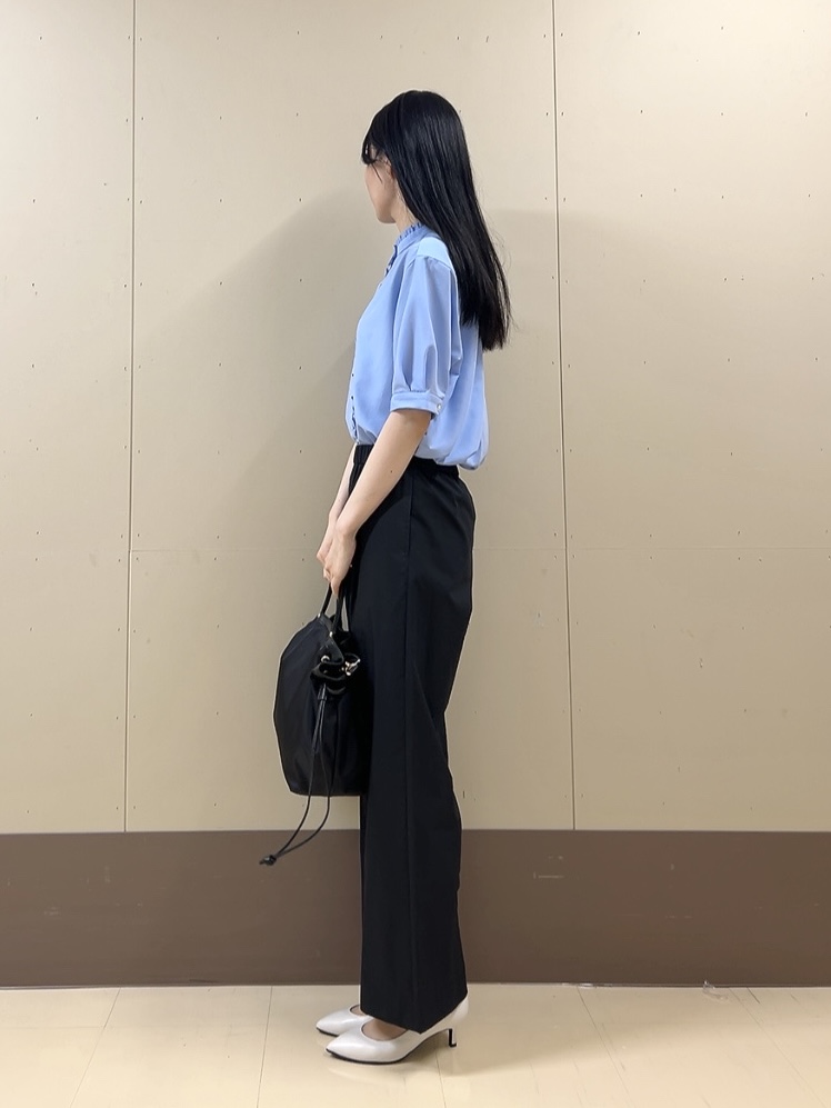 sechiさんの「UNTITLED｜【接触冷感/通気性/洗える】スタンドカラーフリルブラウス」を使ったコーディネート