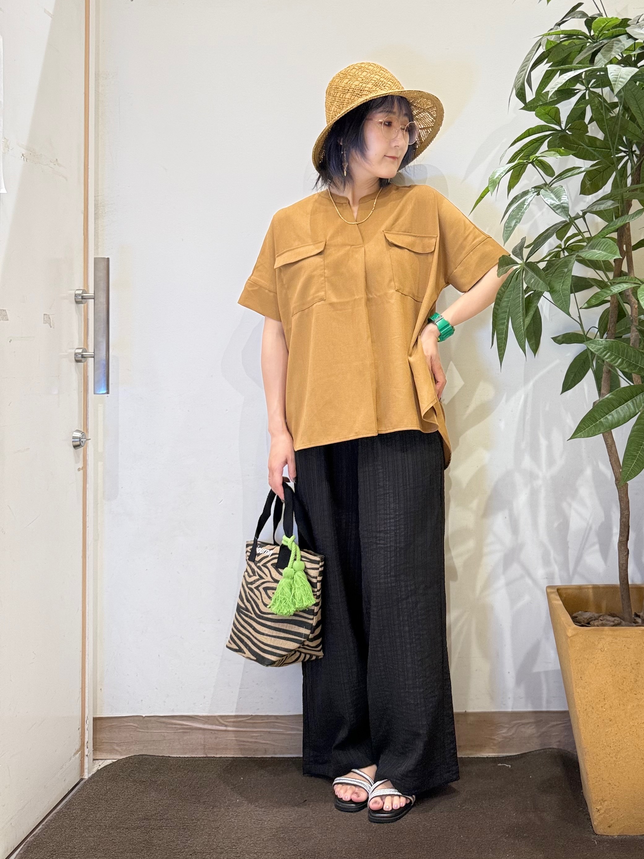 misakiさんの「SHOO･LA･RUE｜【洗濯後しわになりにくい/ひんやり/吸水速乾/UV】ダブルポケット Vネックブラウス」を使ったコーディネート