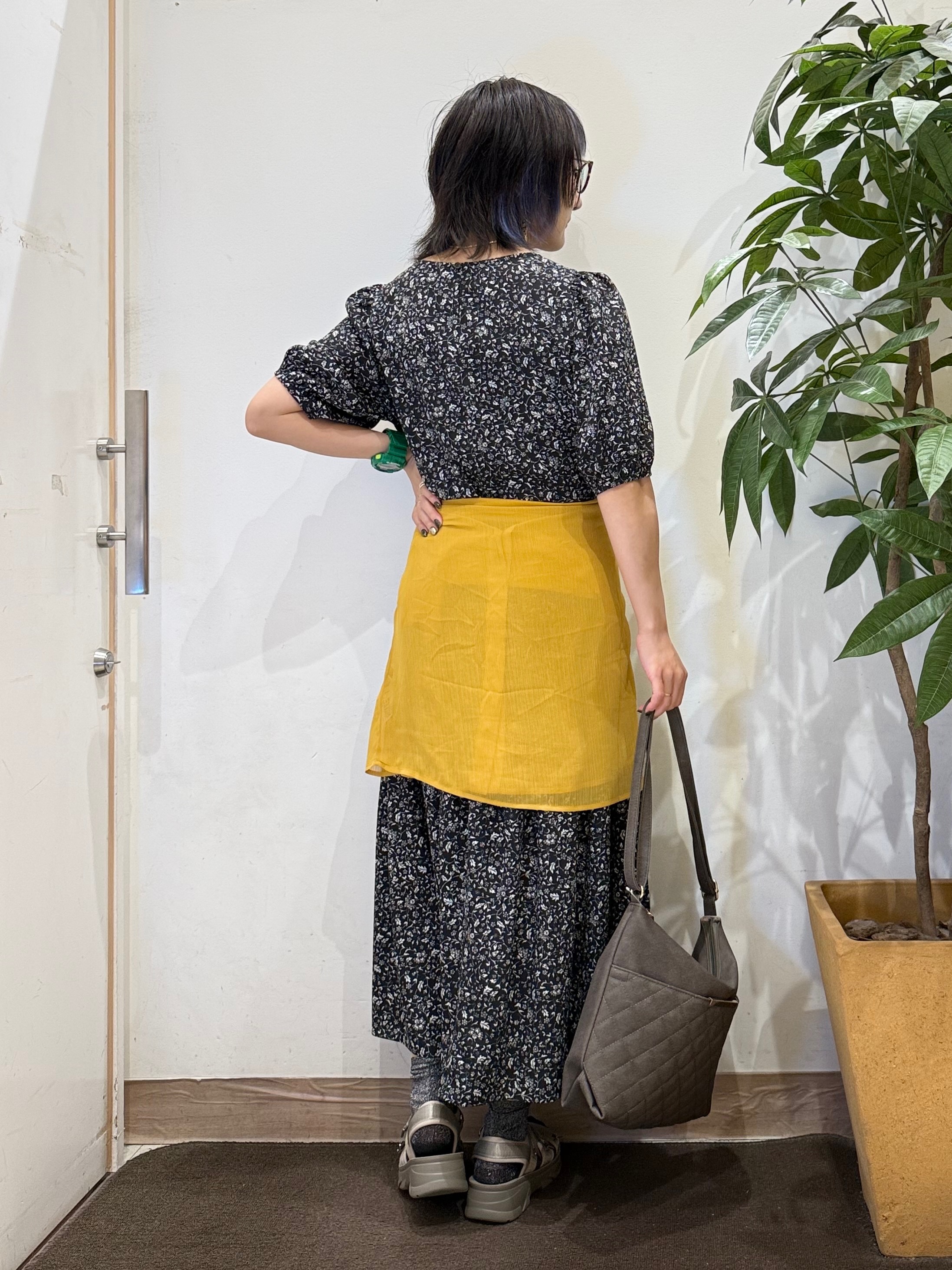misakiさんの「SHOO･LA･RUE｜【洗濯機可】ダブルポケット 楊柳しぼしぼシアーシャツ」を使ったコーディネート