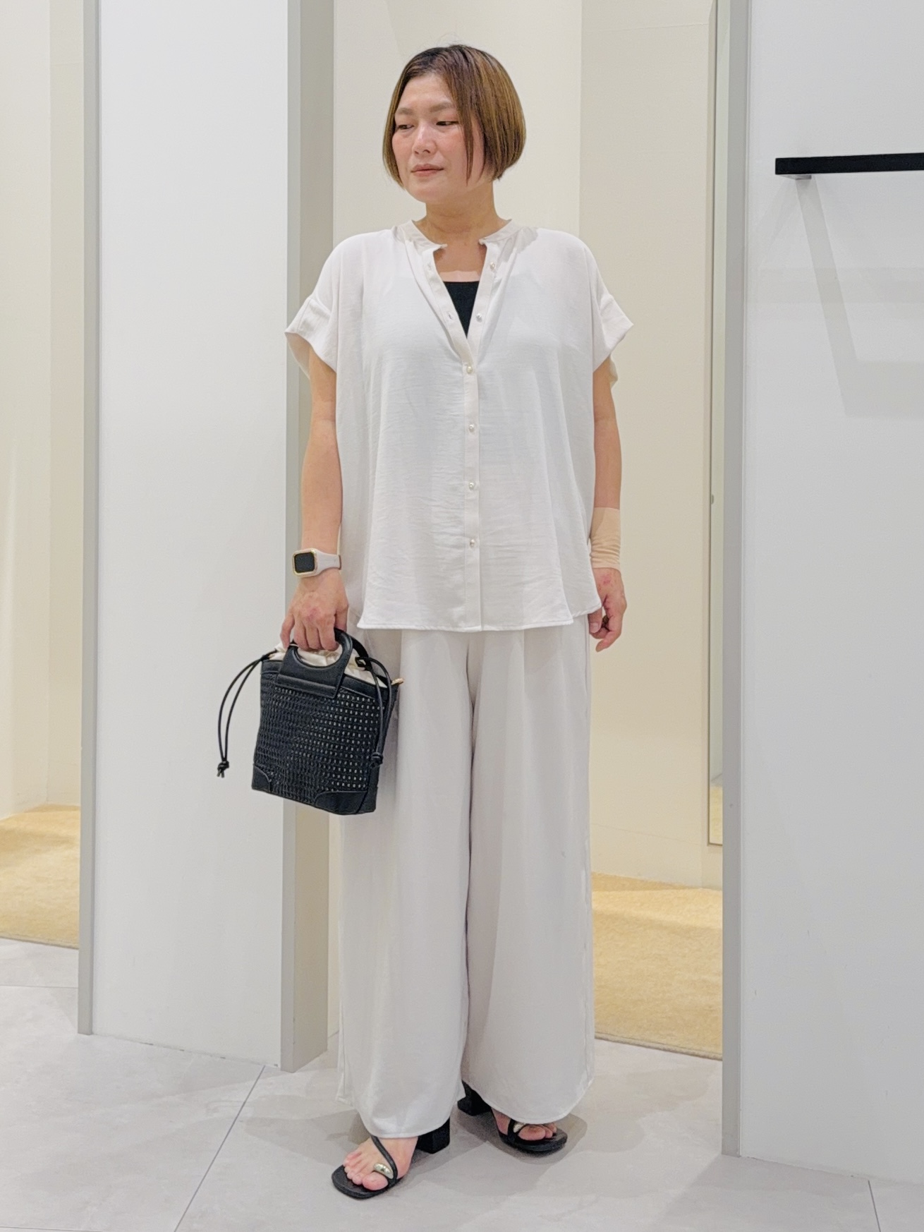 タナさんの「THE SHOP TK｜【ひんやり/遮熱/セットアップ可】やみつきになる とろみバンドカラーブラウス」を使ったコーディネート