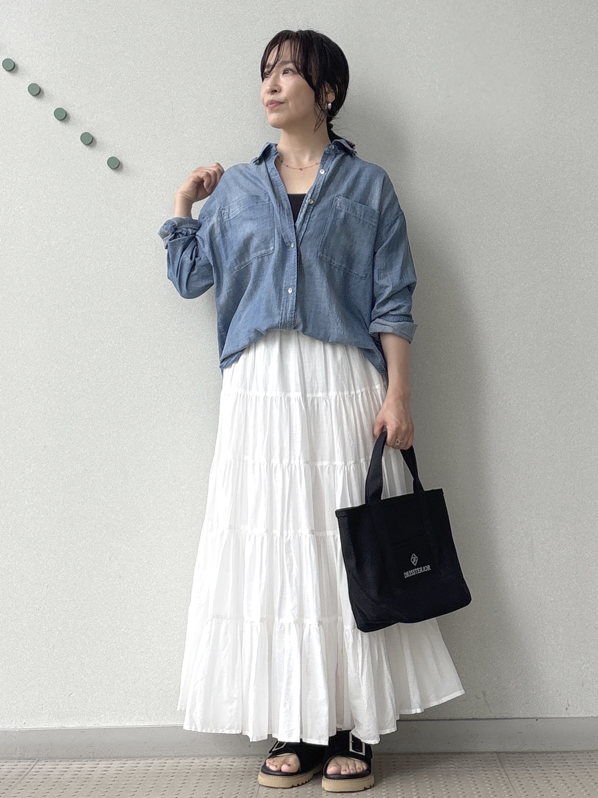 kawamuraさんの「DRESSTERIOR｜【涼しく着映え】シアーデニムシャツ」を使ったコーディネート