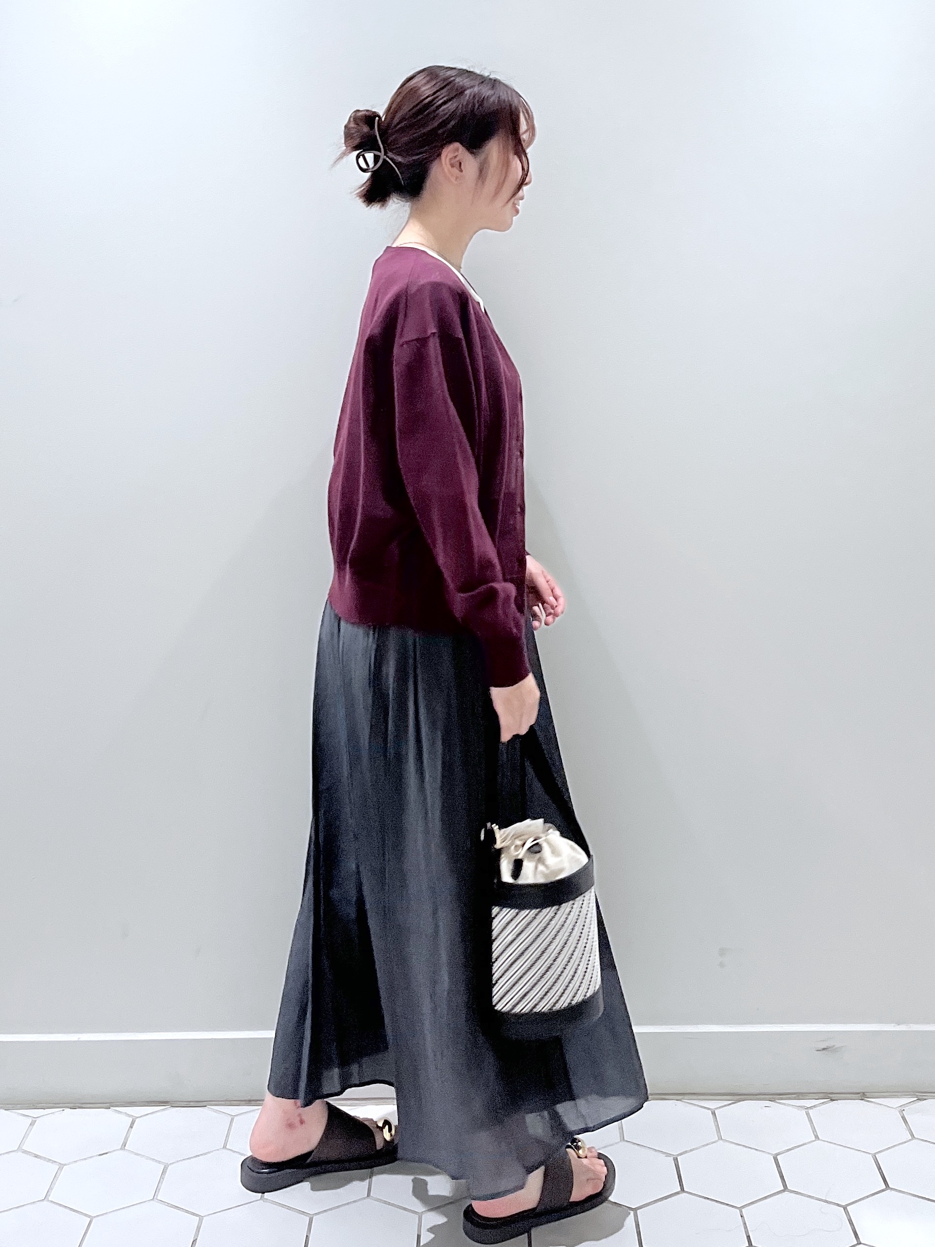 Makinoさんの「Dessin｜ペーパータッチ クルーネックカーディガン」を使ったコーディネート