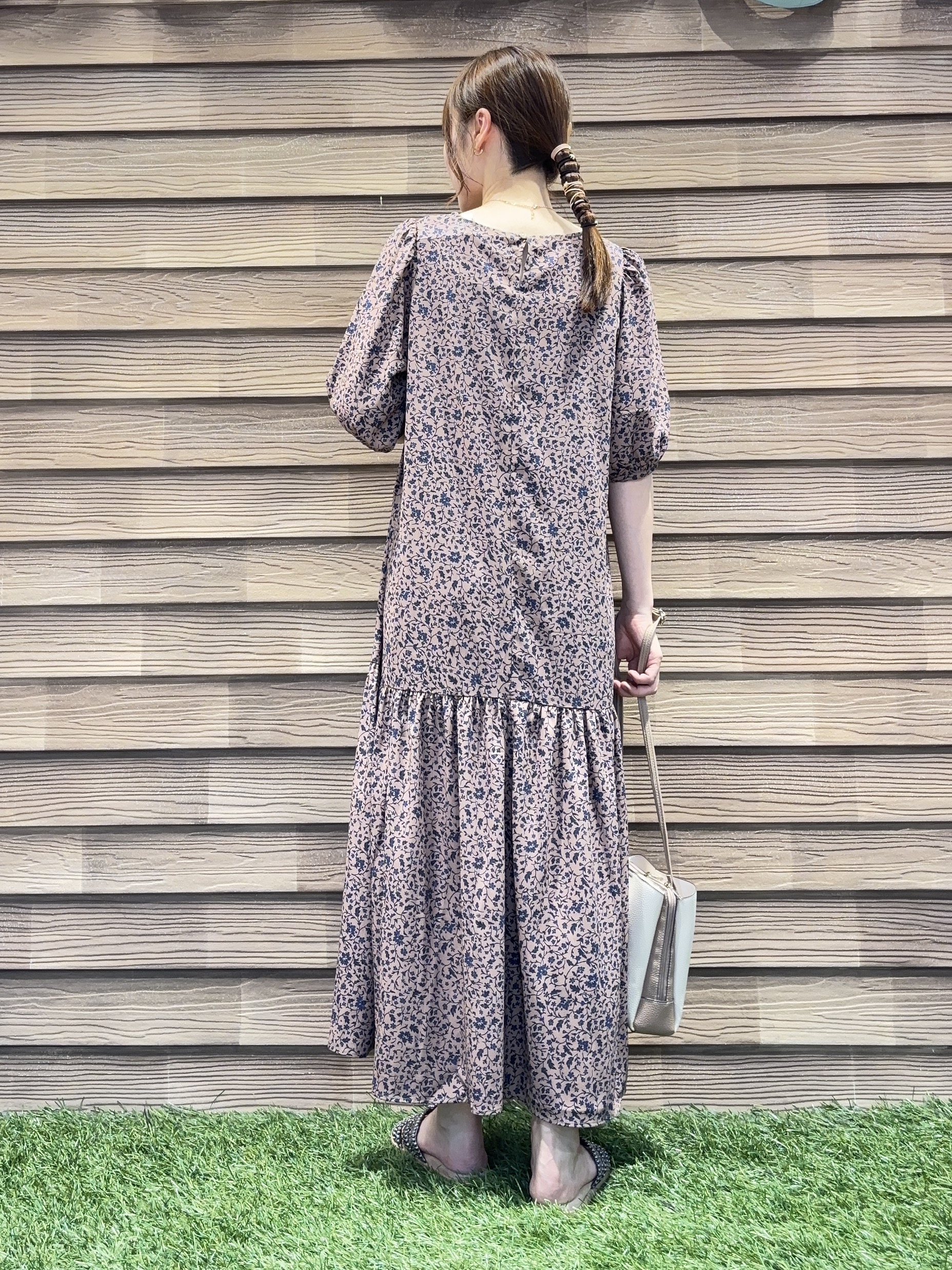 himiさんの「SHOO･LA･RUE｜花柄ティアードワンピース」を使ったコーディネート
