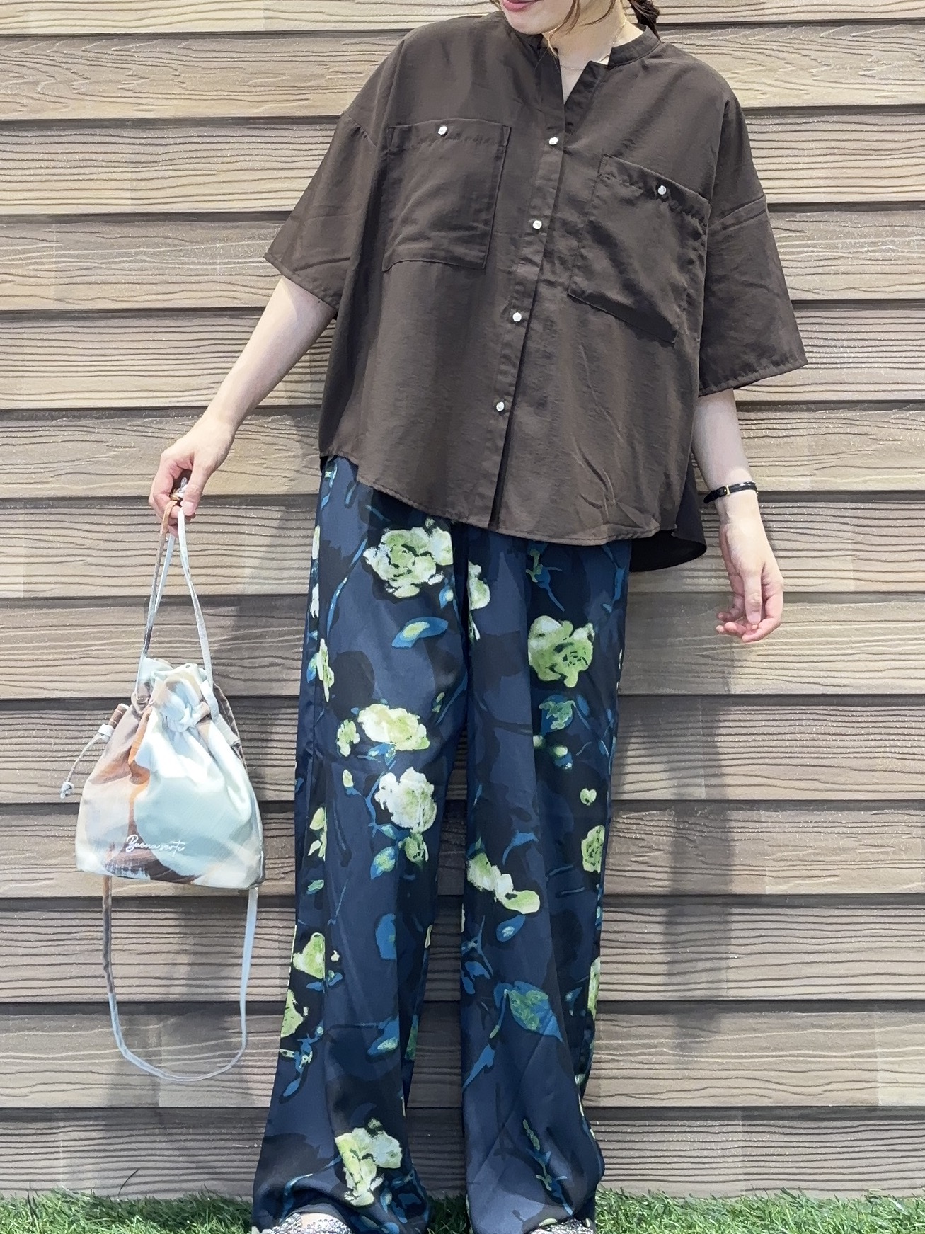 himiさんの「SHOO･LA･RUE｜【洗濯機可/S-LL】大人の抜け感 ゆるっと5分袖シャツ」を使ったコーディネート